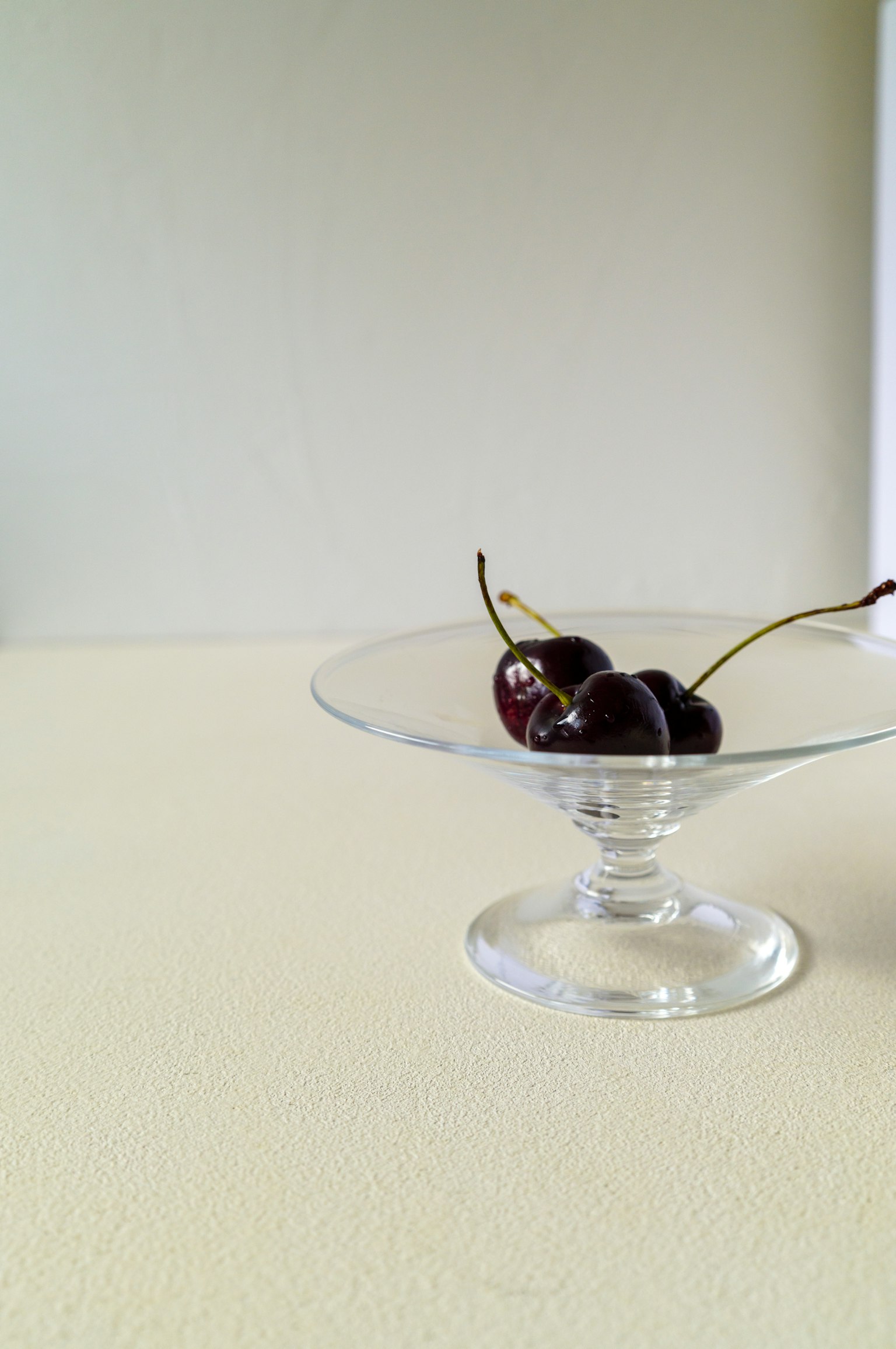 Cerises noires sur un plat en verre