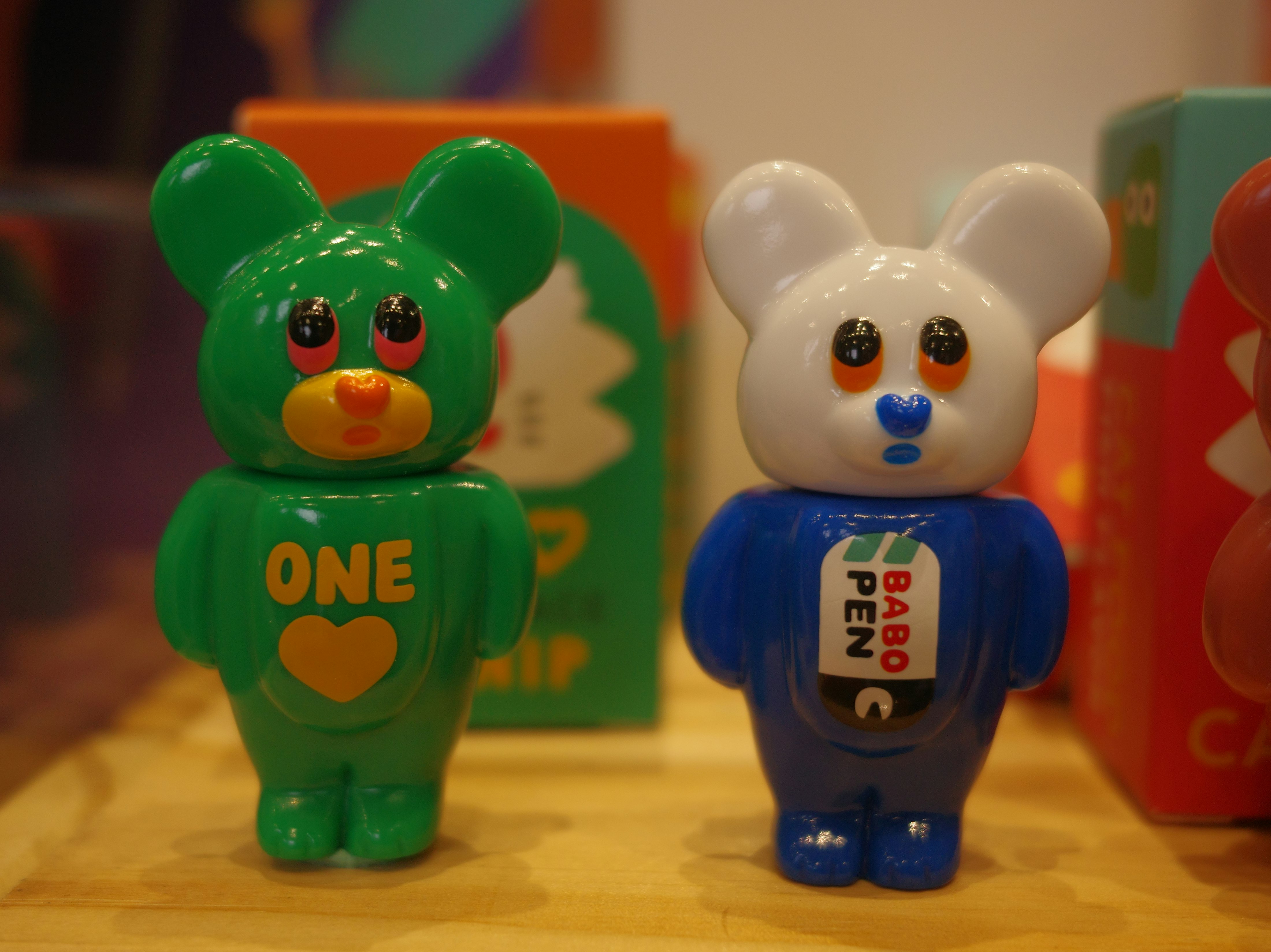 木製棚に並ぶクマとウサギのフィギュア