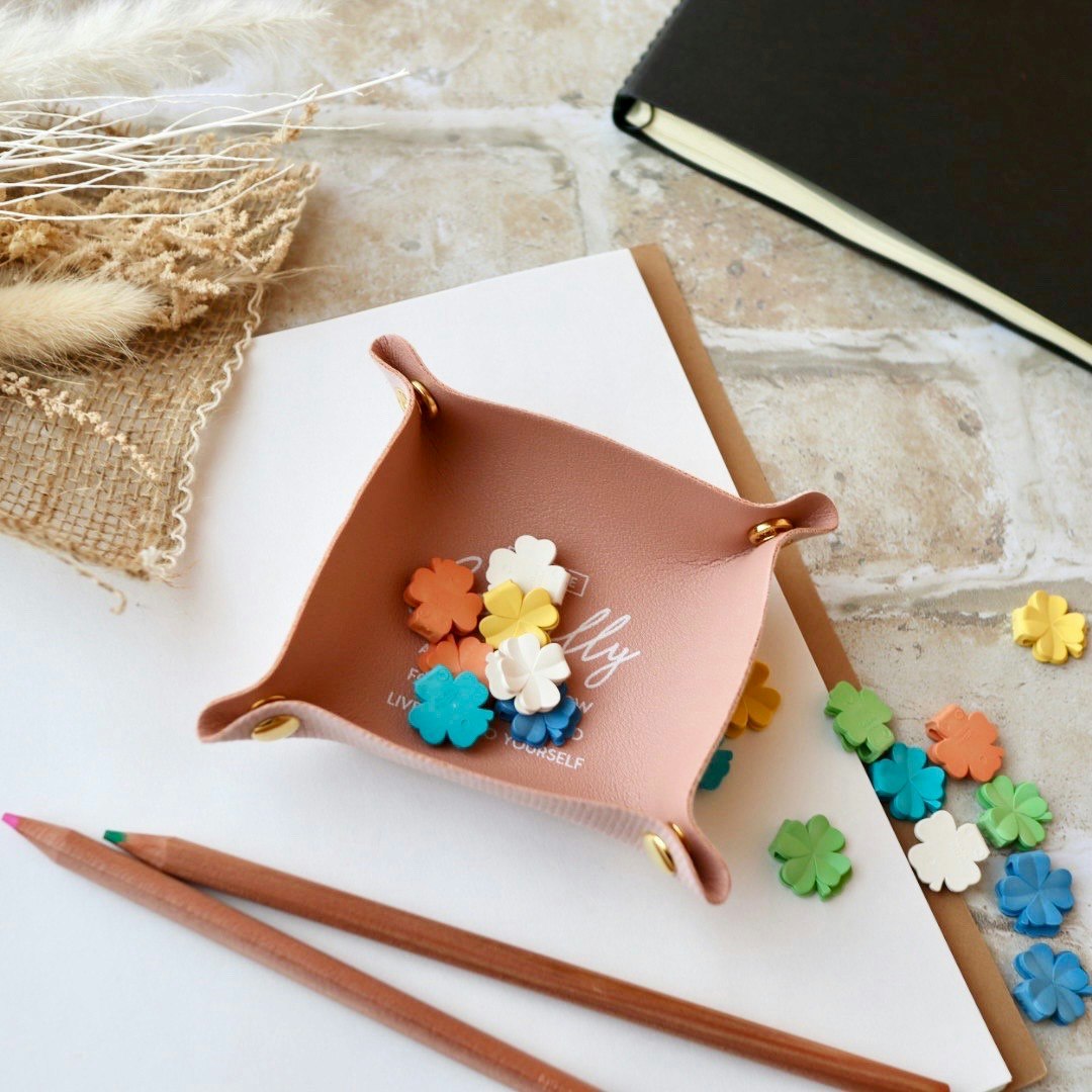 花の形のカラフルな飾りと手作りカードのある静物