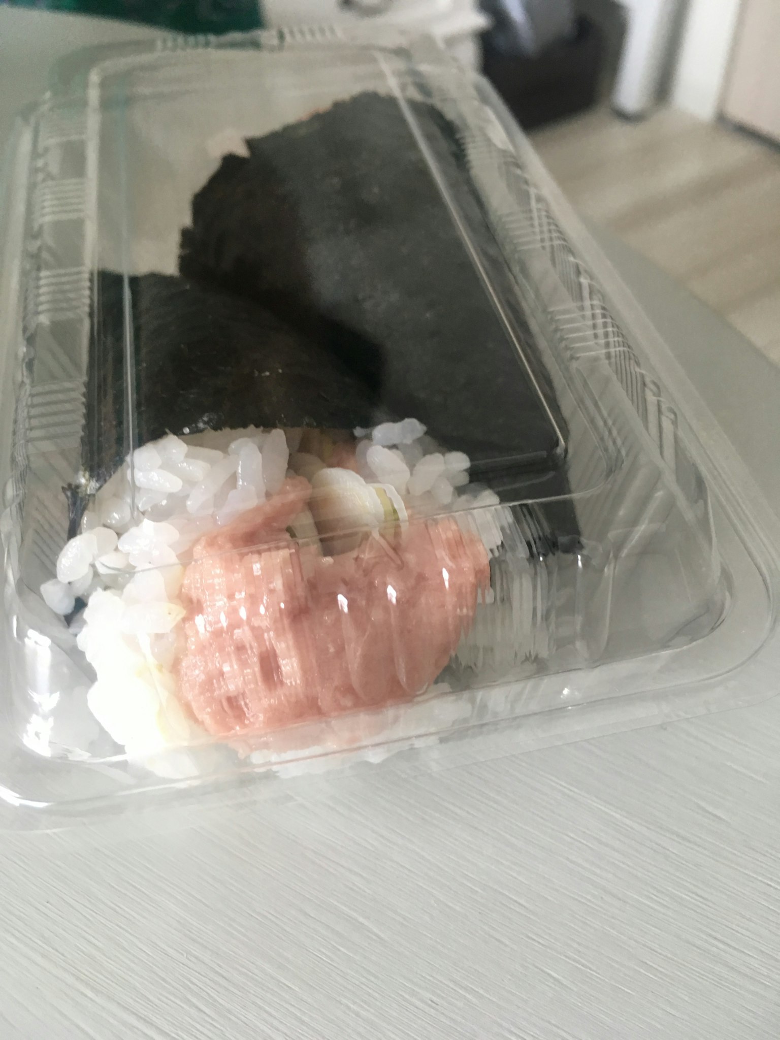 투명 용기에 담긴 새우와 김이 있는 초밥