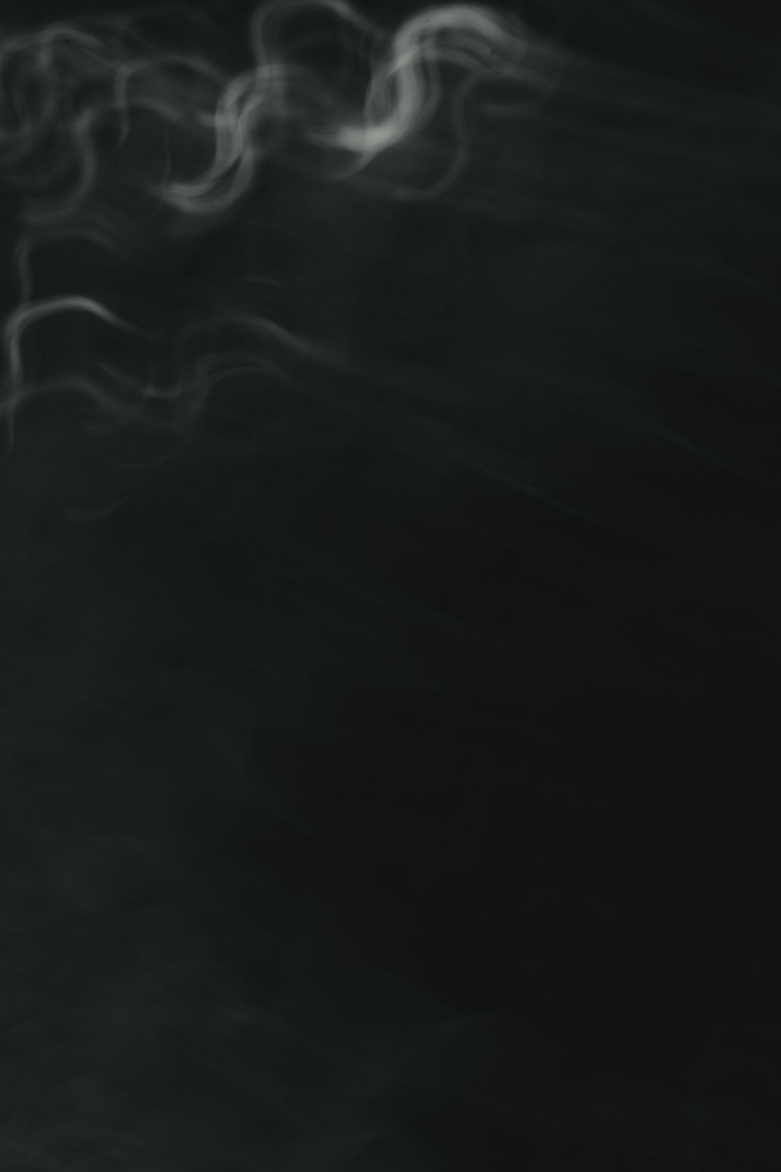 黑色背景上的白色煙霧圖案