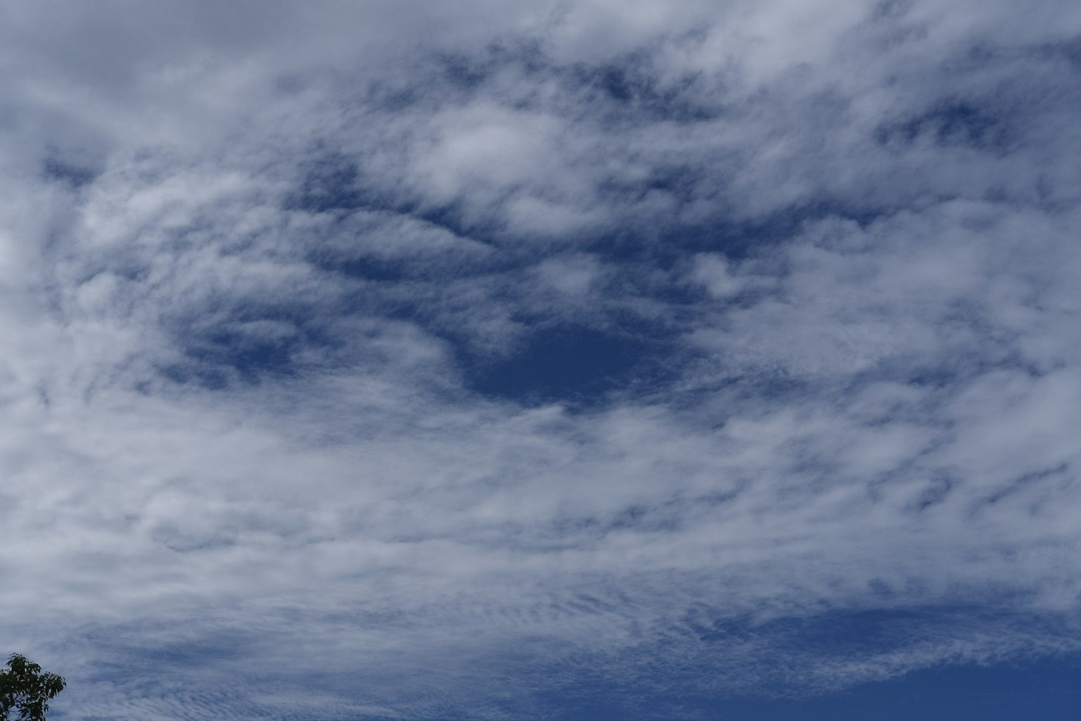 Blauer Himmel mit verstreuten weißen Wolken