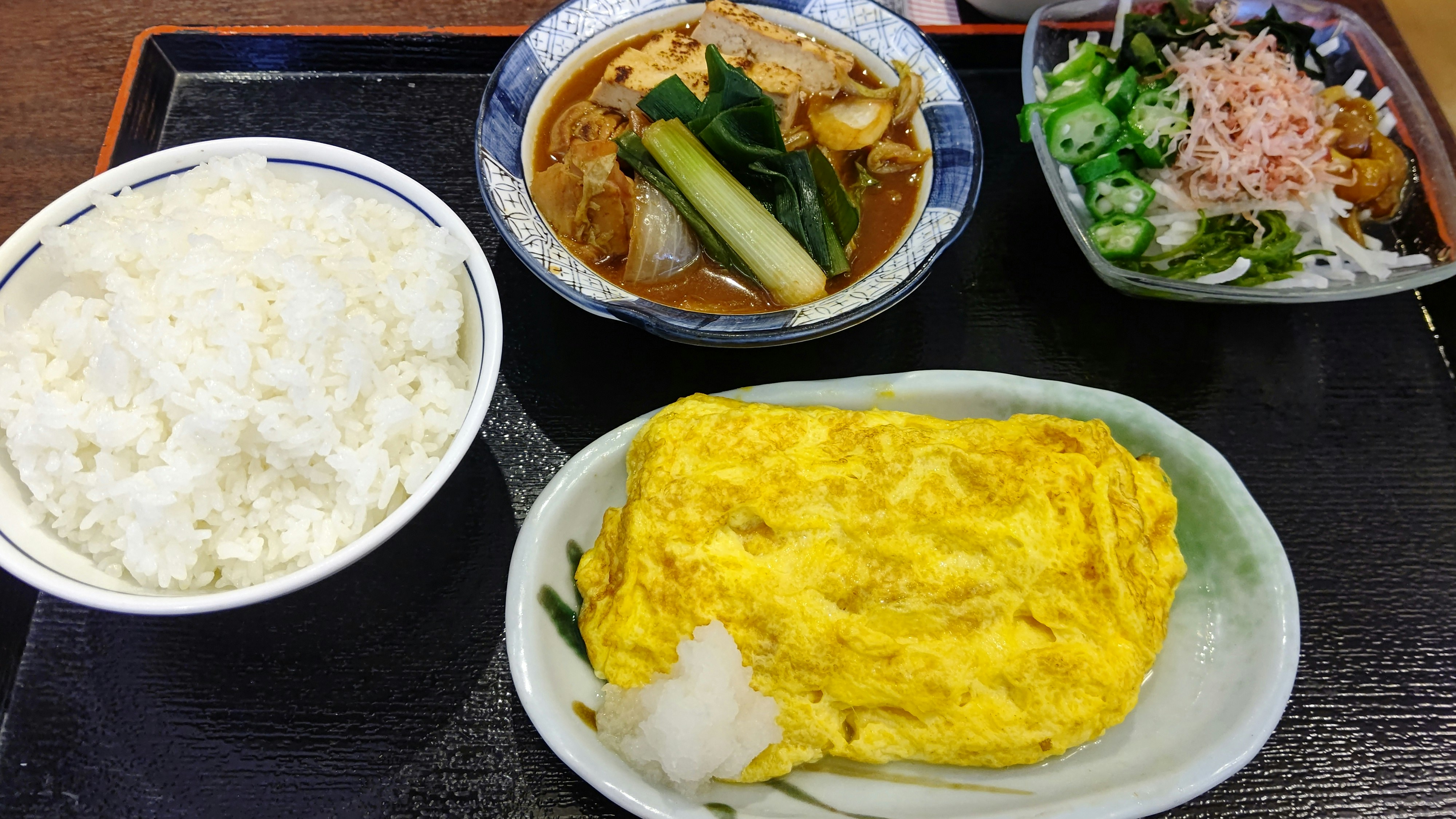 オムライスとスープ、サラダが並ぶ食卓