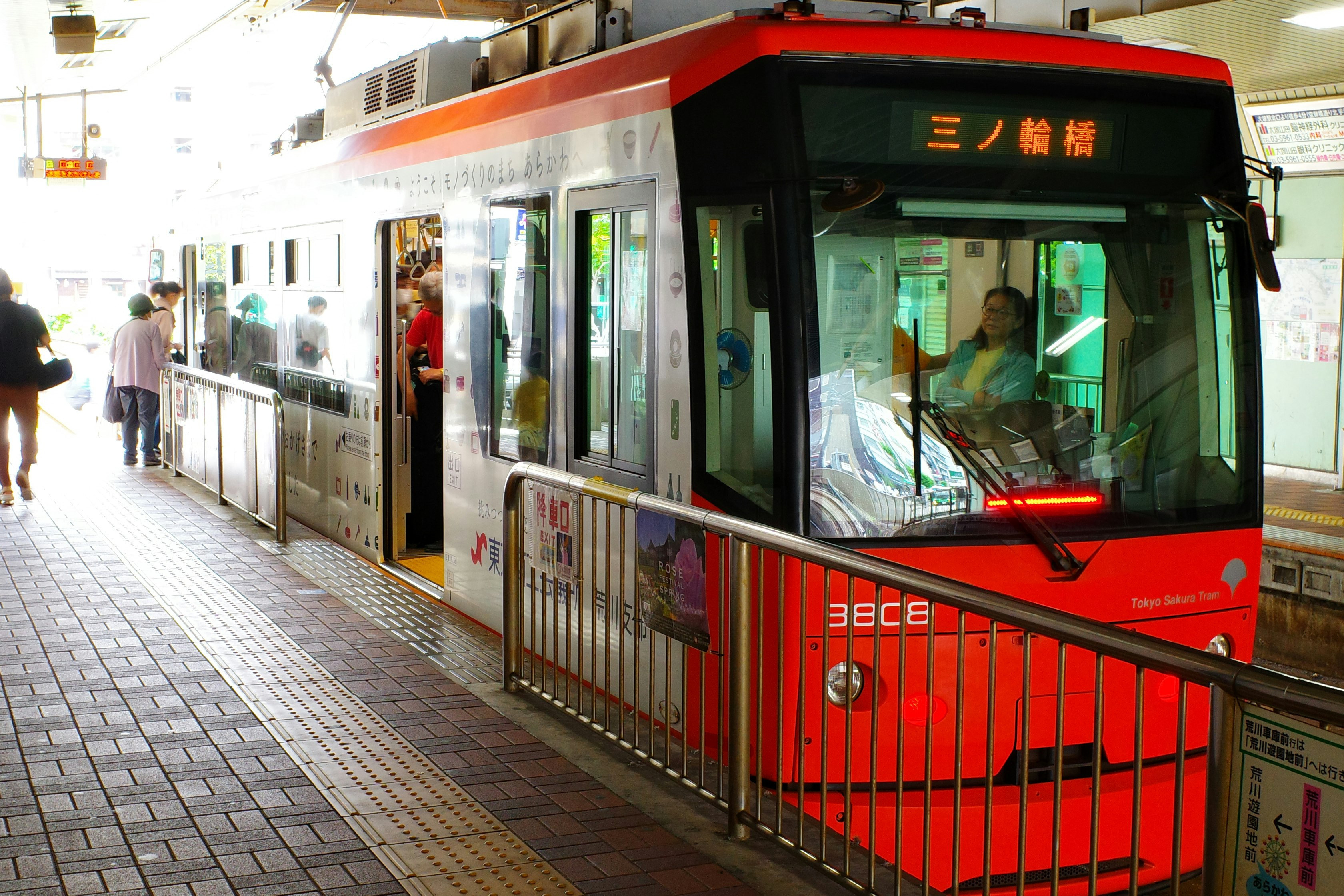 站台停着的红色列车与候车乘客场景