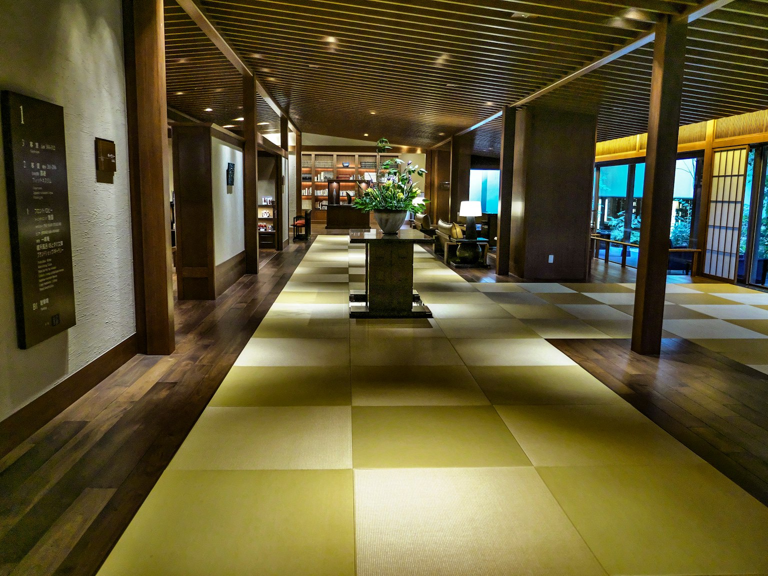 Moderner japanischer Stil Lobby mit hellem Licht und Holzdecke