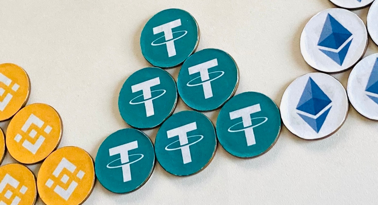 Image montrant des pièces Tether et Ethereum disposées en motif