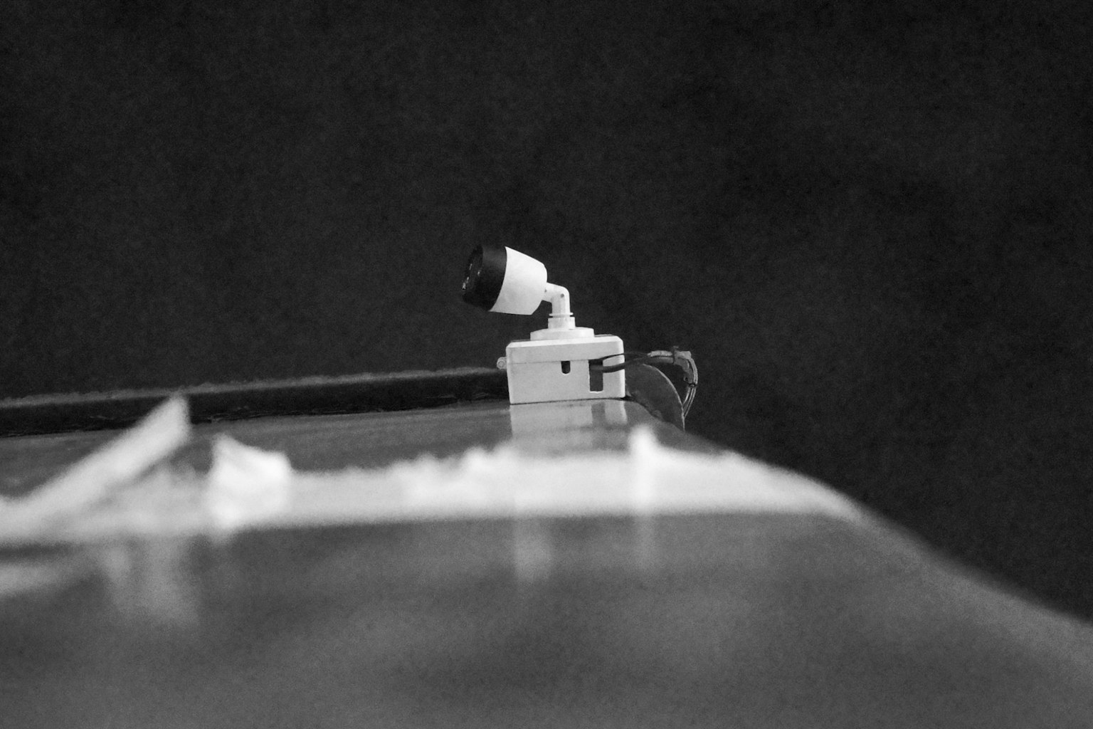 白黒の画像に映るカメラとその周辺のディテール
