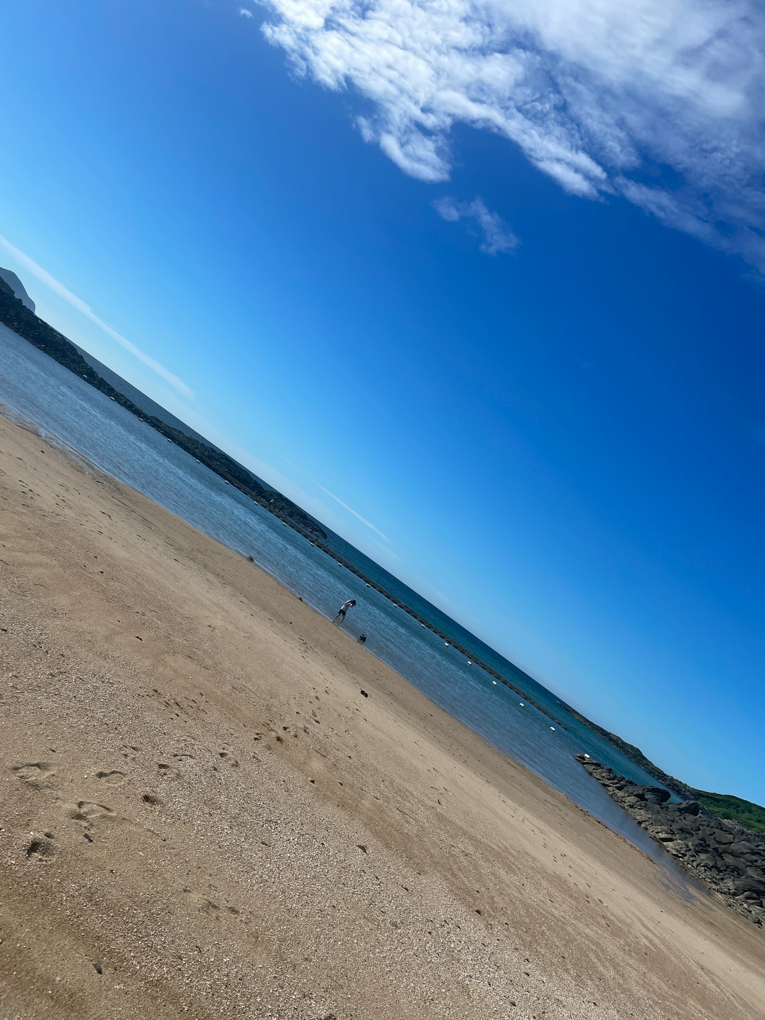 Cảnh bãi biển với bầu trời xanh và biển yên tĩnh