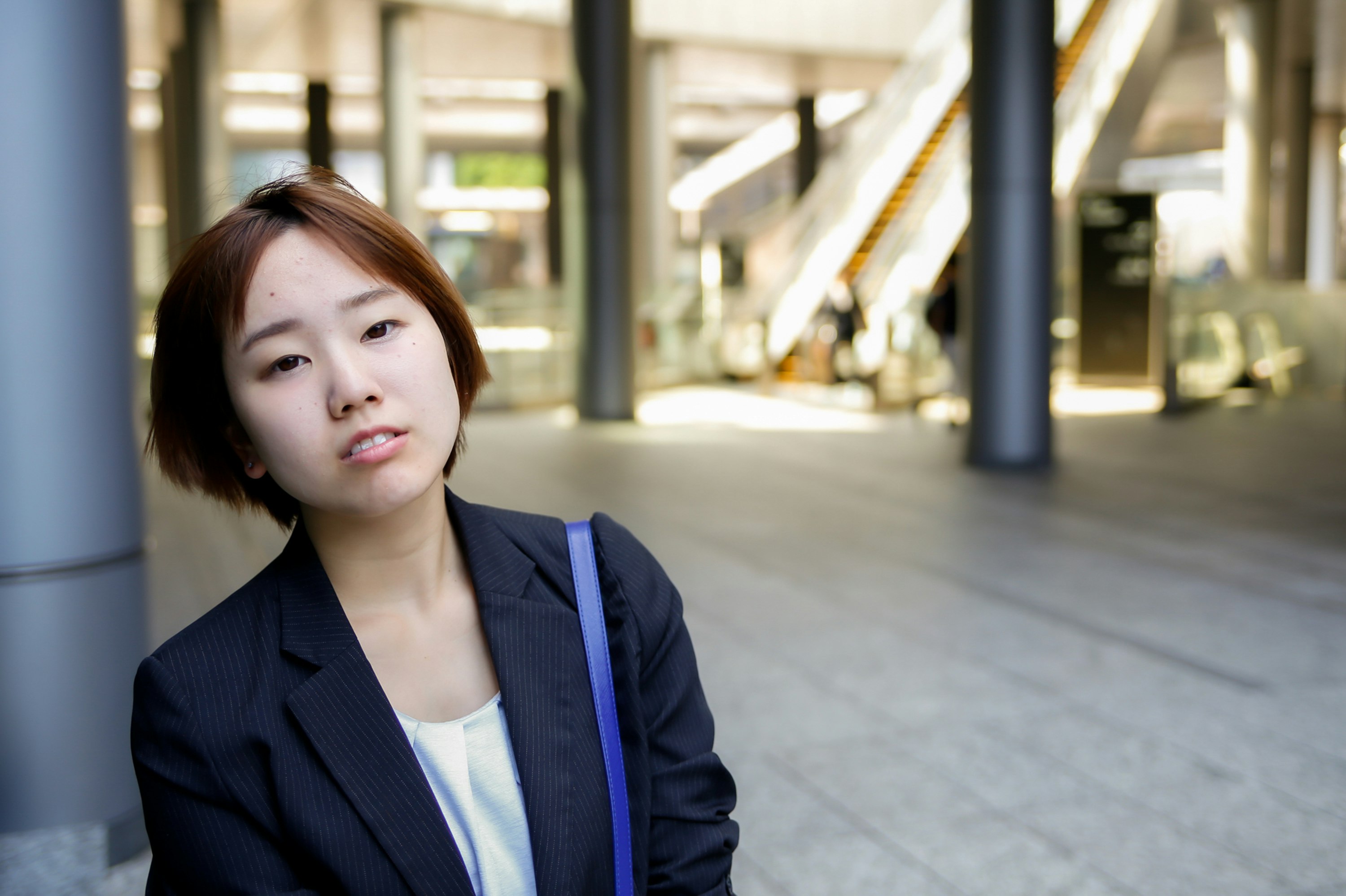走廊通道上穿西裝的女性