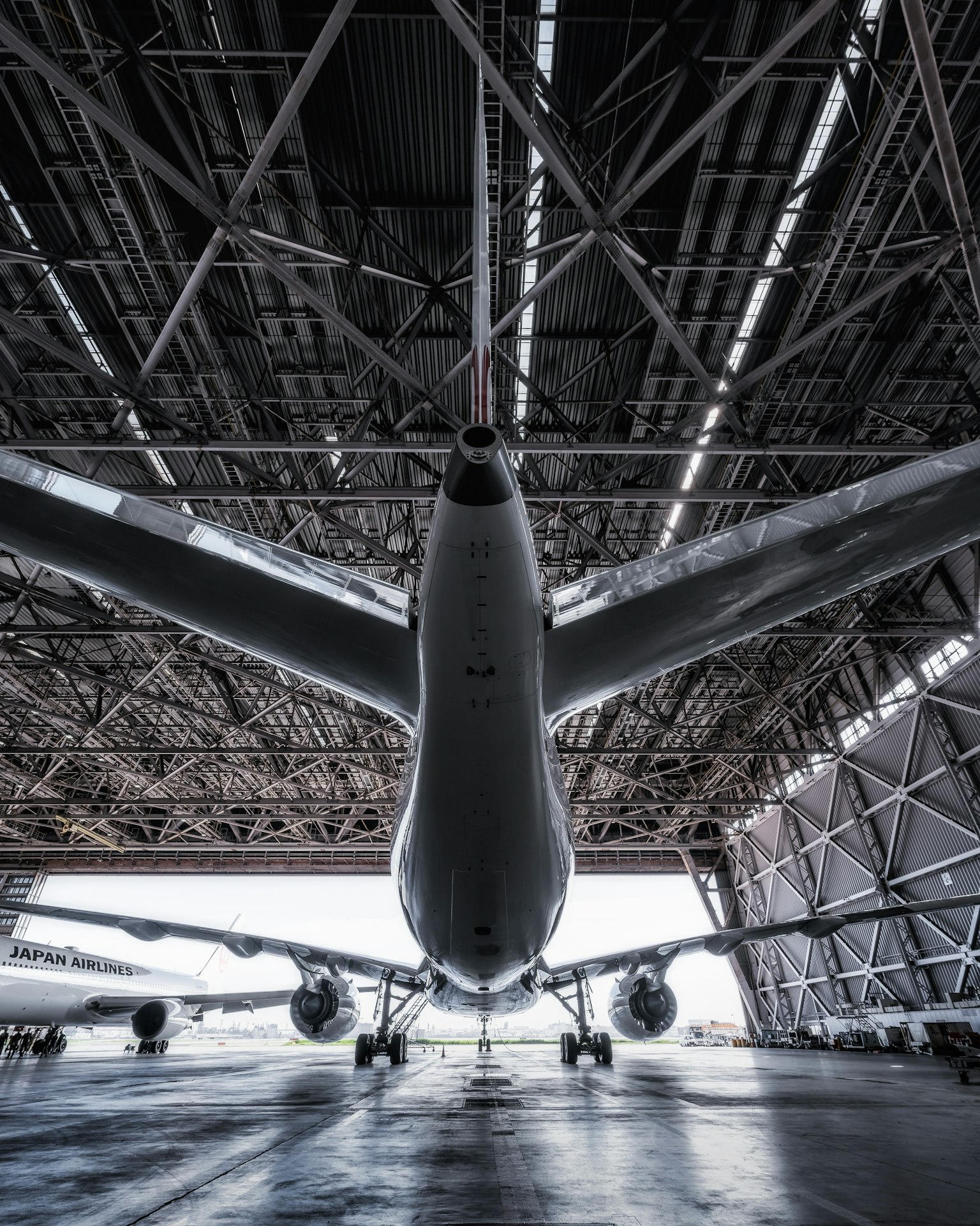 在機庫內從下方看飛機，突顯機身和機翼