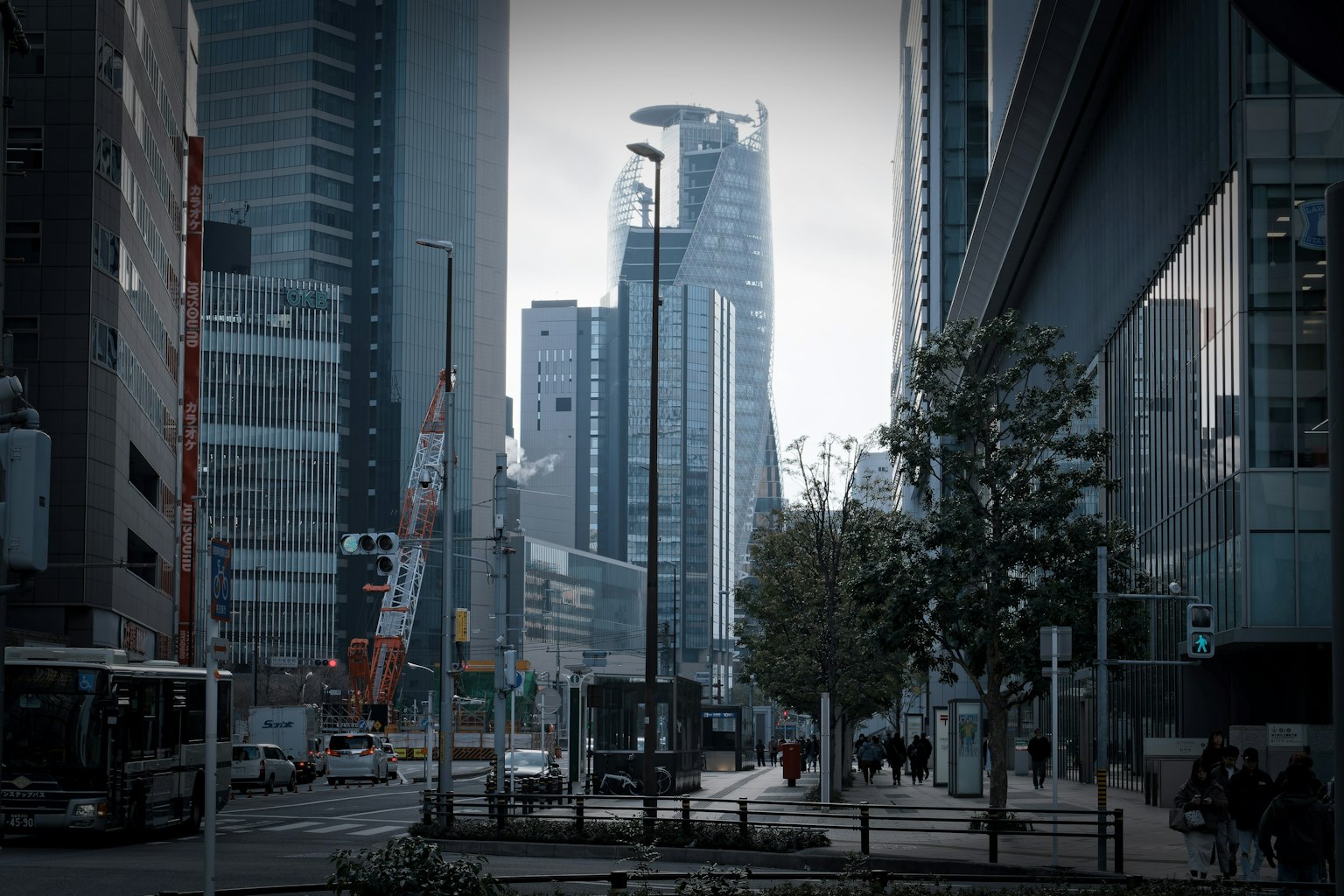Städtische Landschaft mit Wolkenkratzern und belebter Straße mit Menschen und Fahrzeugen