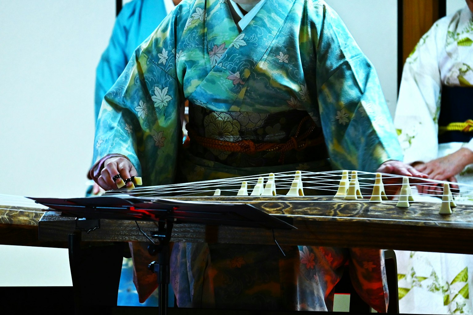 Người biểu diễn mặc kimono chơi đàn koto