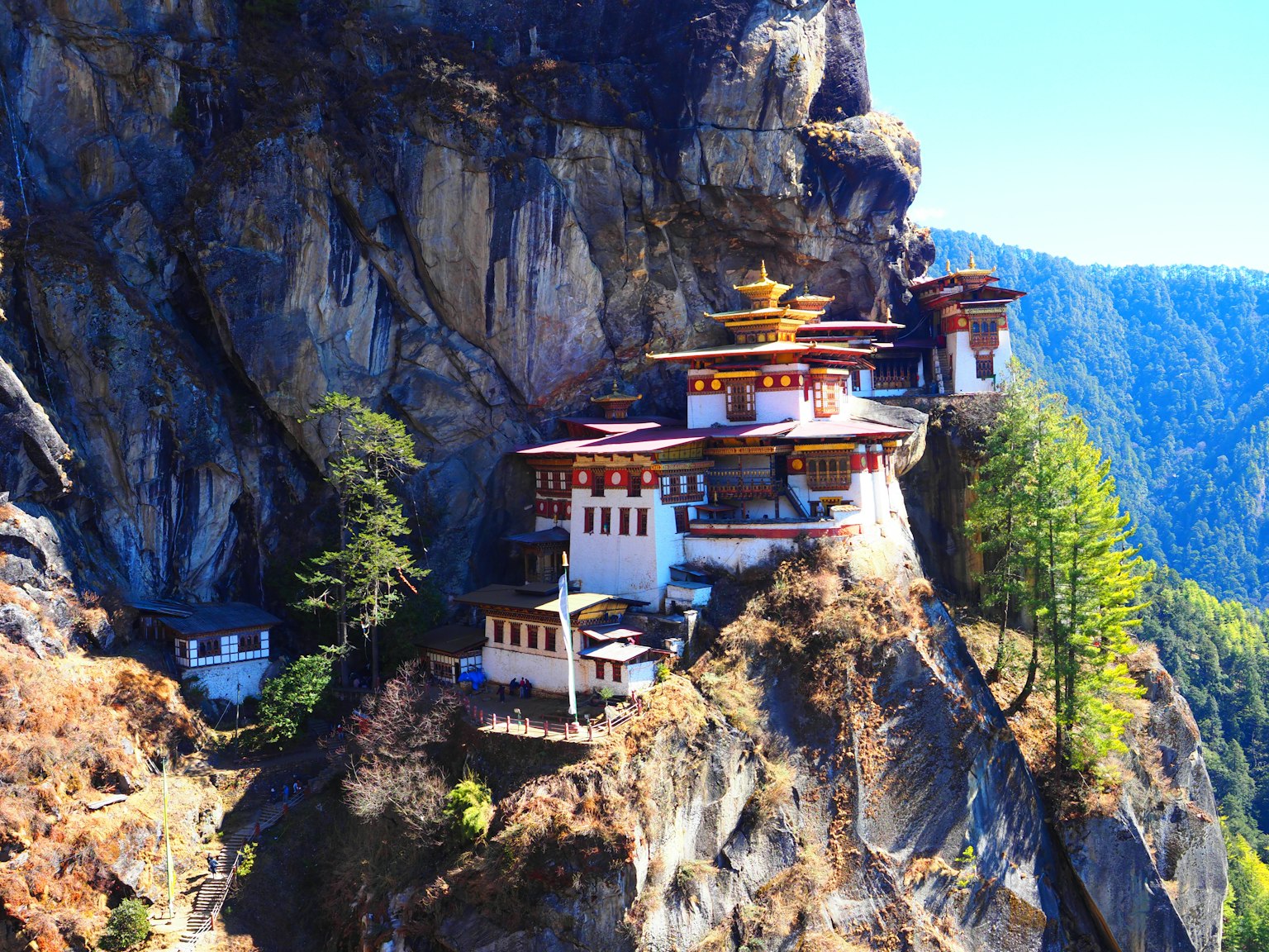 Vue panoramique du magnifique monastère de Paro Taktsang perché sur une falaise