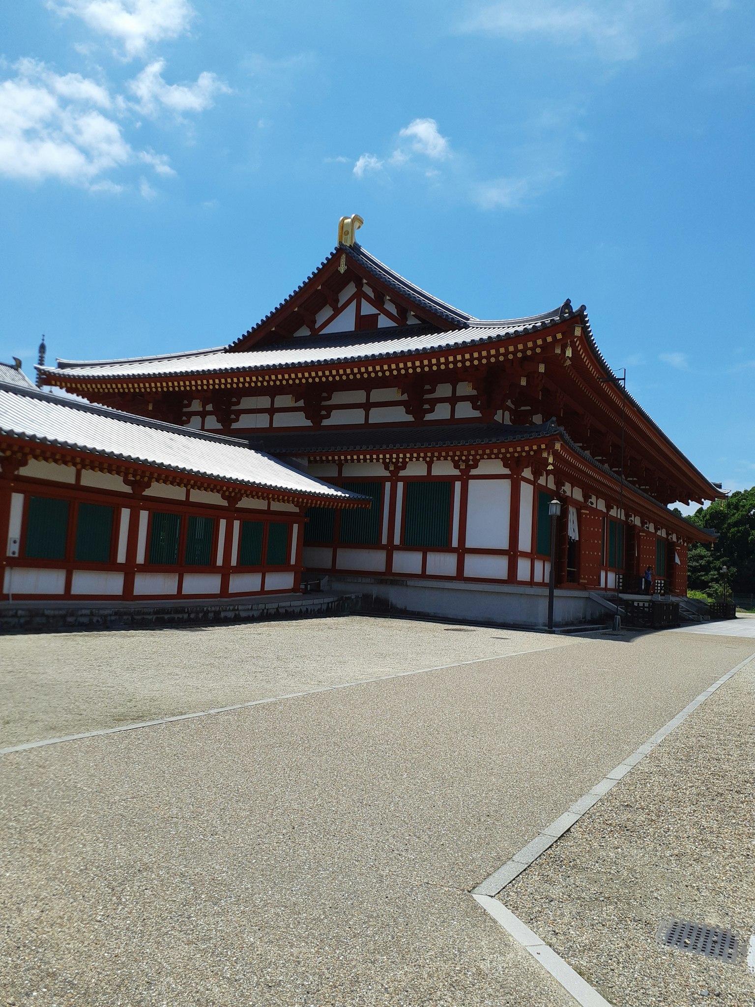 傳統日本寺廟建築在藍天之下