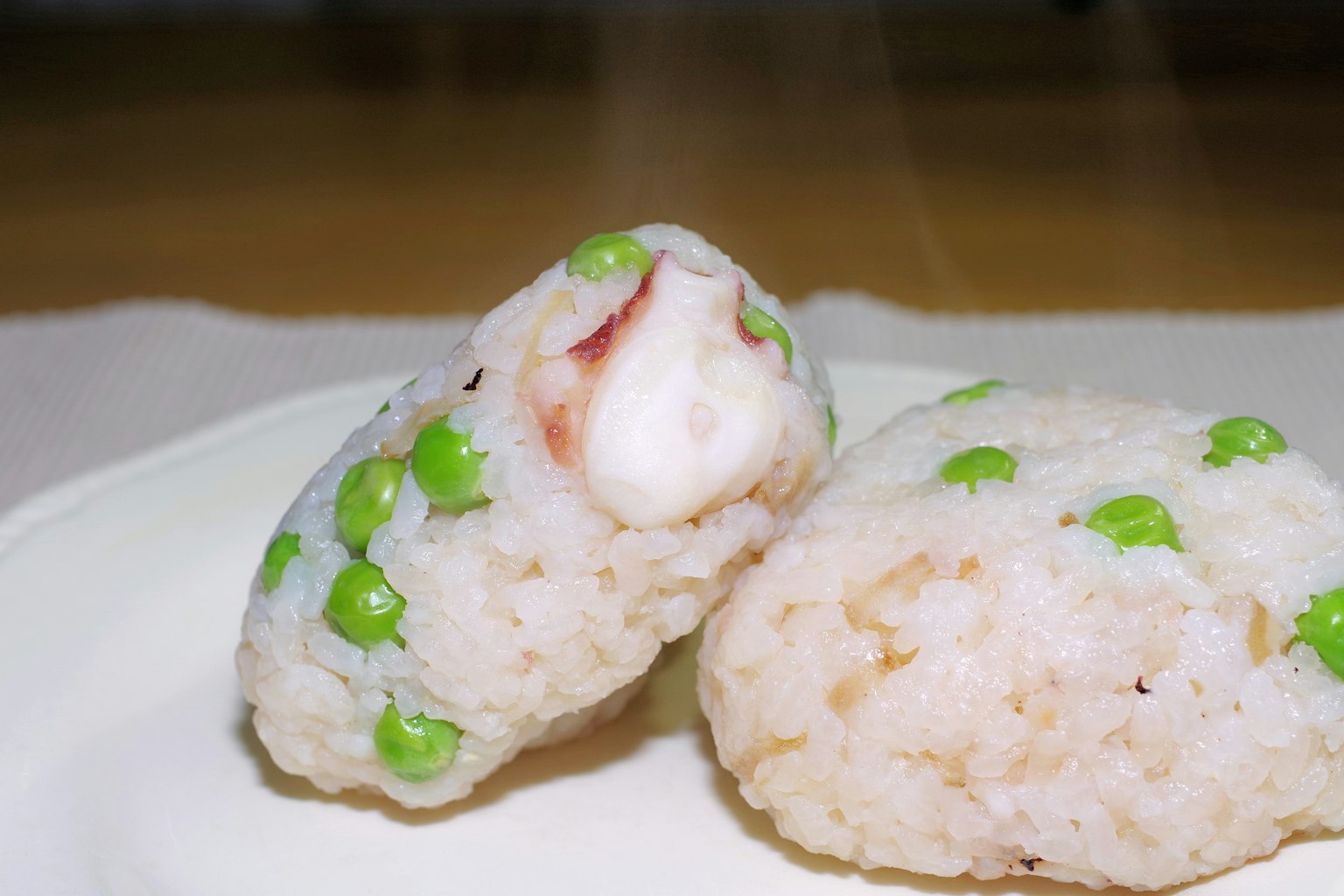 Gros plan de boules de riz garnies de petits pois