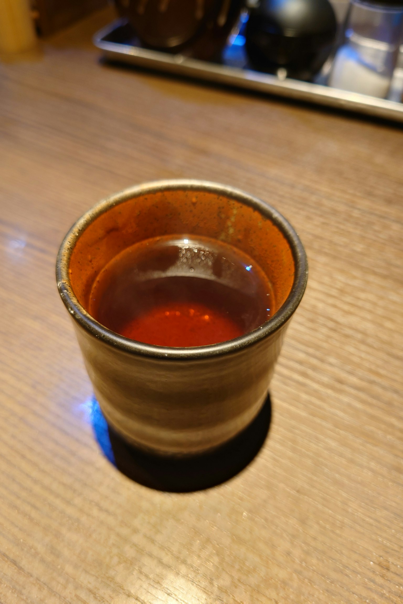 Heißer Tee in einer braunen Keramiktasse