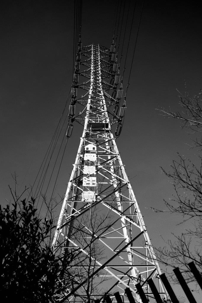 夜空背景下的输电铁塔剪影