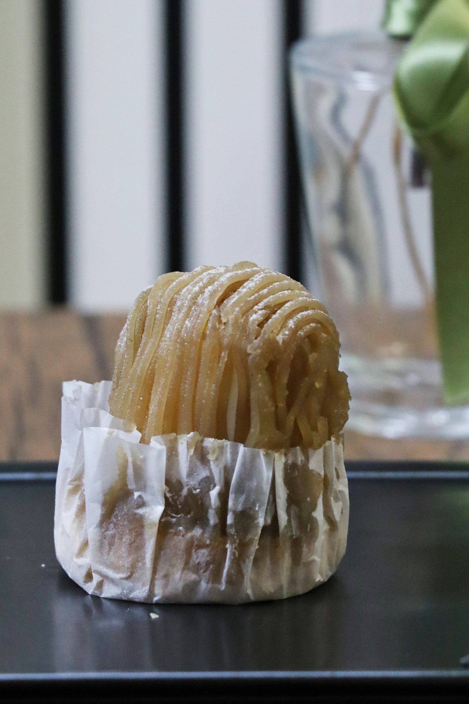 Un postre pegajoso envuelto en una piel transparente colocado en un plato
