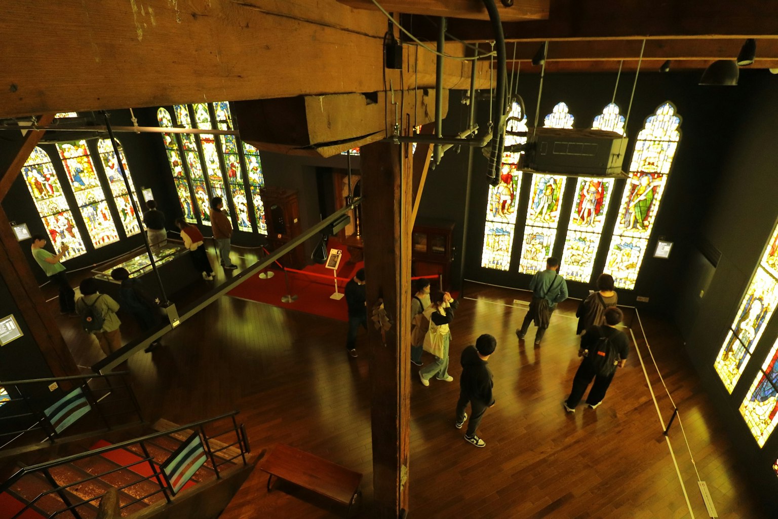 Innenraum eines Kunstmuseums mit Buntglasfenstern