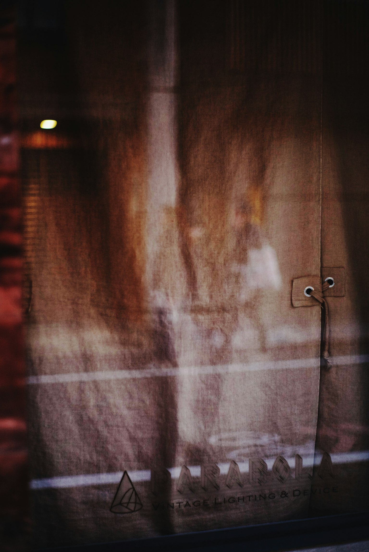 窓のカーテンの反射と影が映るシーン