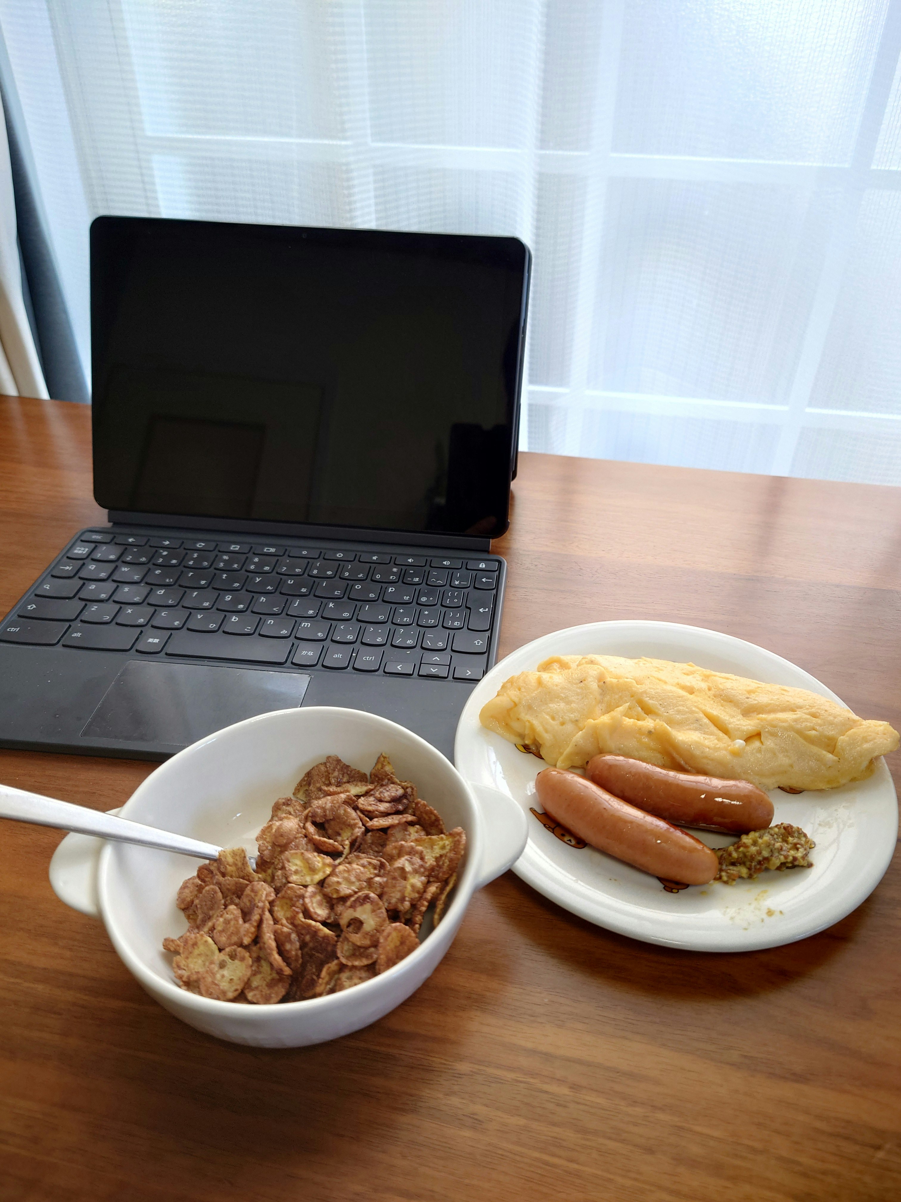 piatti della colazione accanto a un laptop su una scrivania