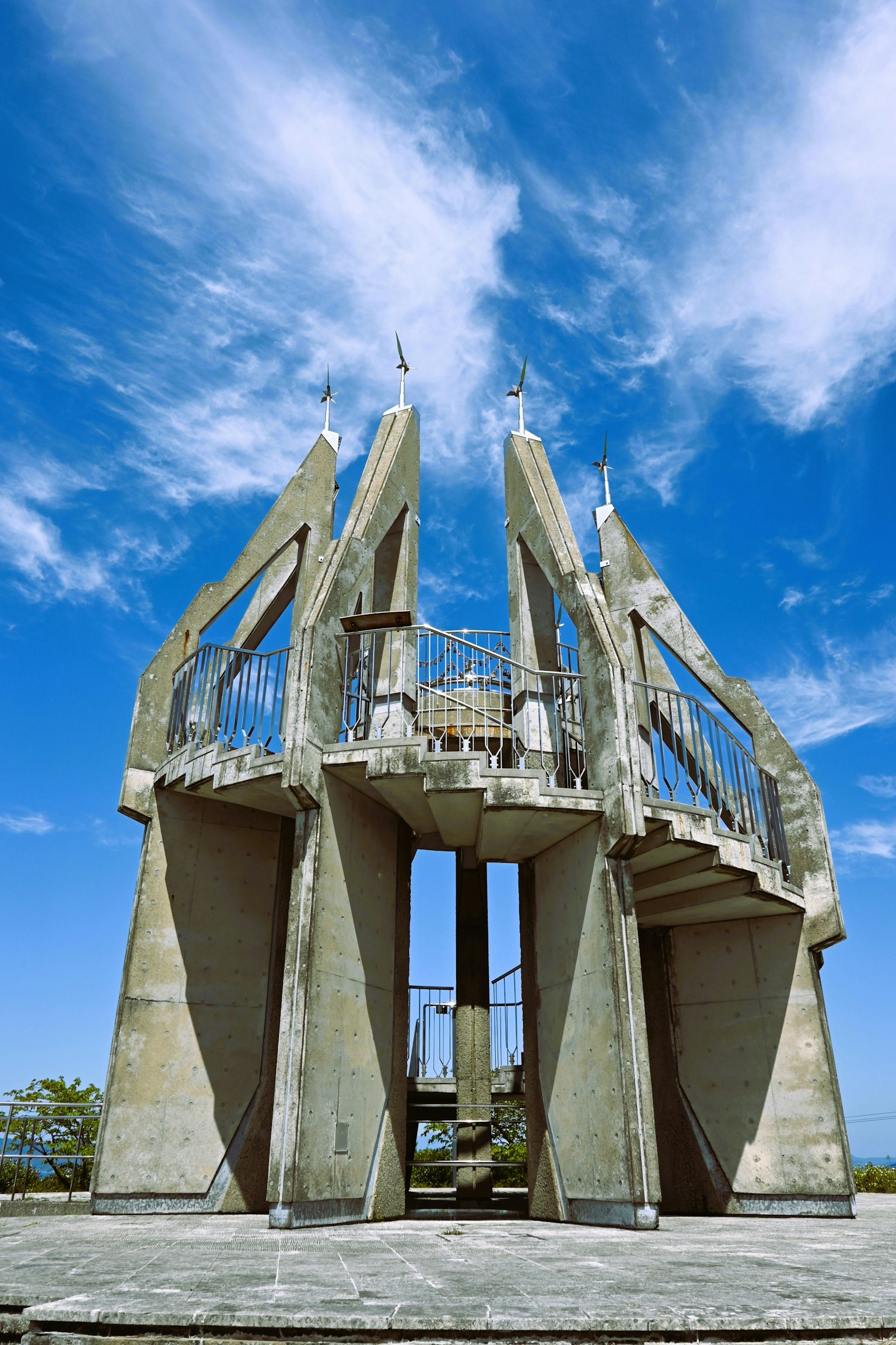 Estructura de concreto única bajo un cielo azul