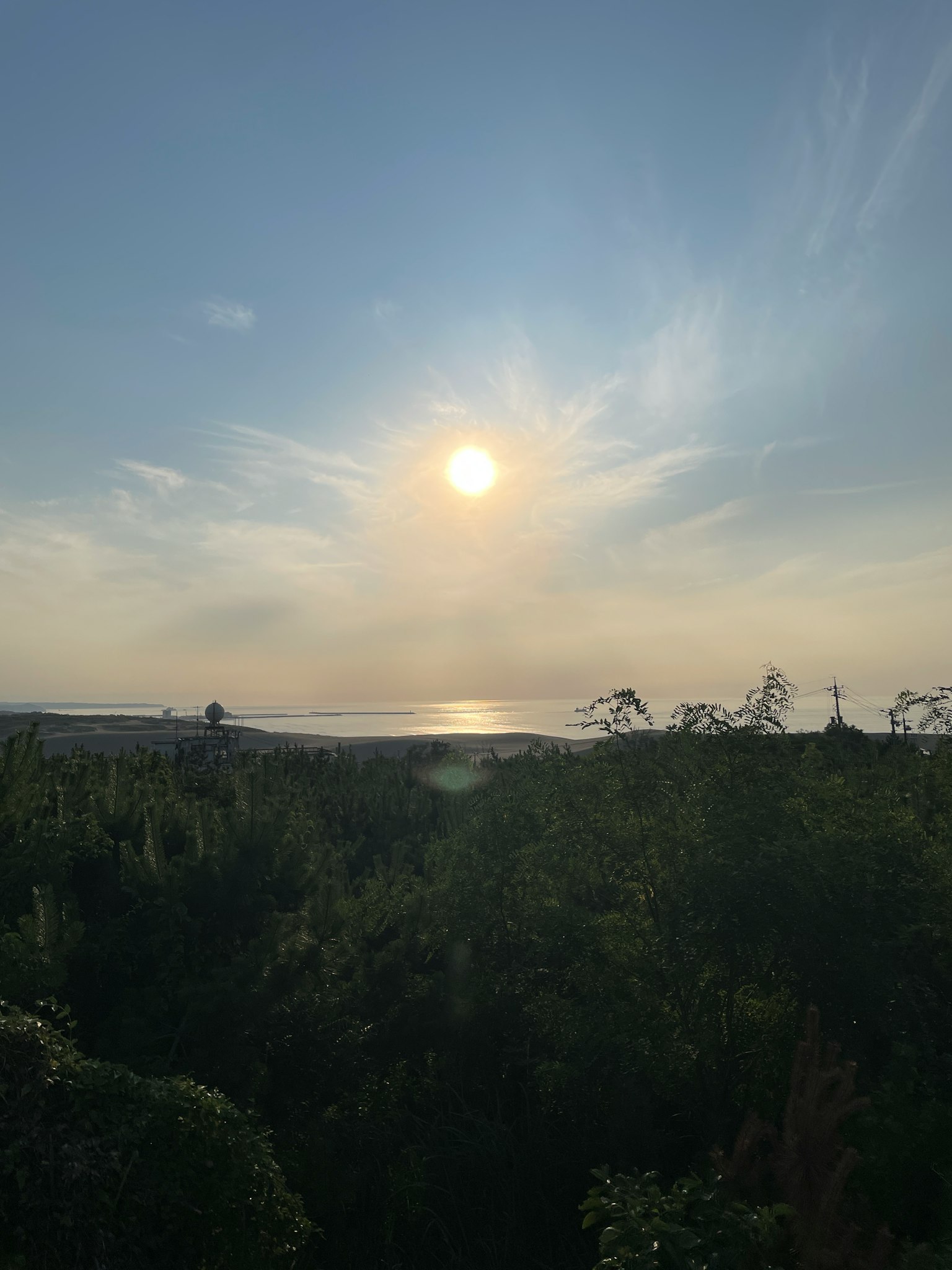 Bella vista sul mare con il sole che brilla nel cielo