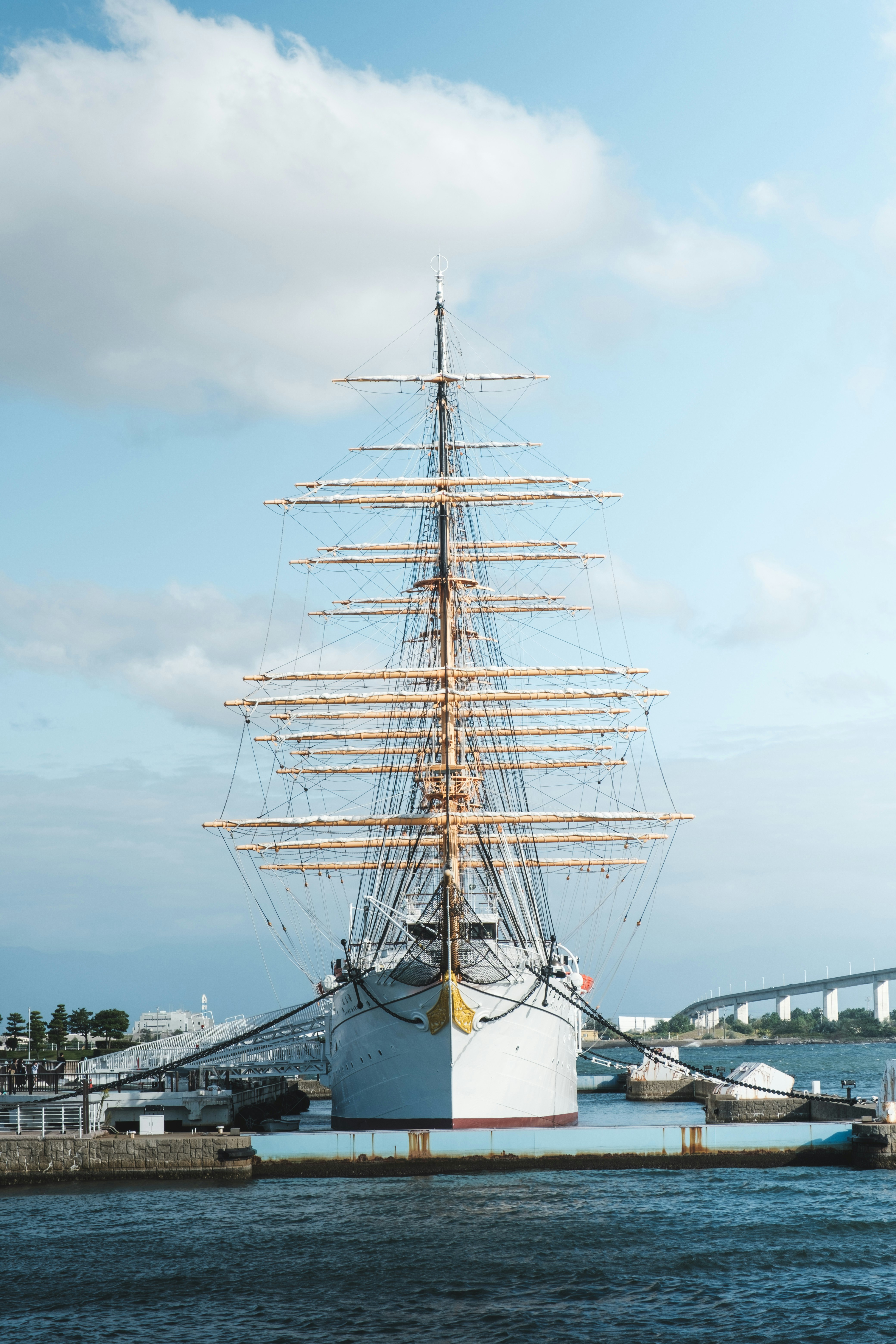 am Ufer festgemachtes Segelschiff mit hohen Masten
