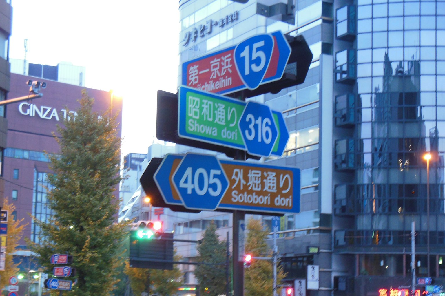 Panneaux de signalisation à un carrefour pendant le crépuscule dans un environnement urbain