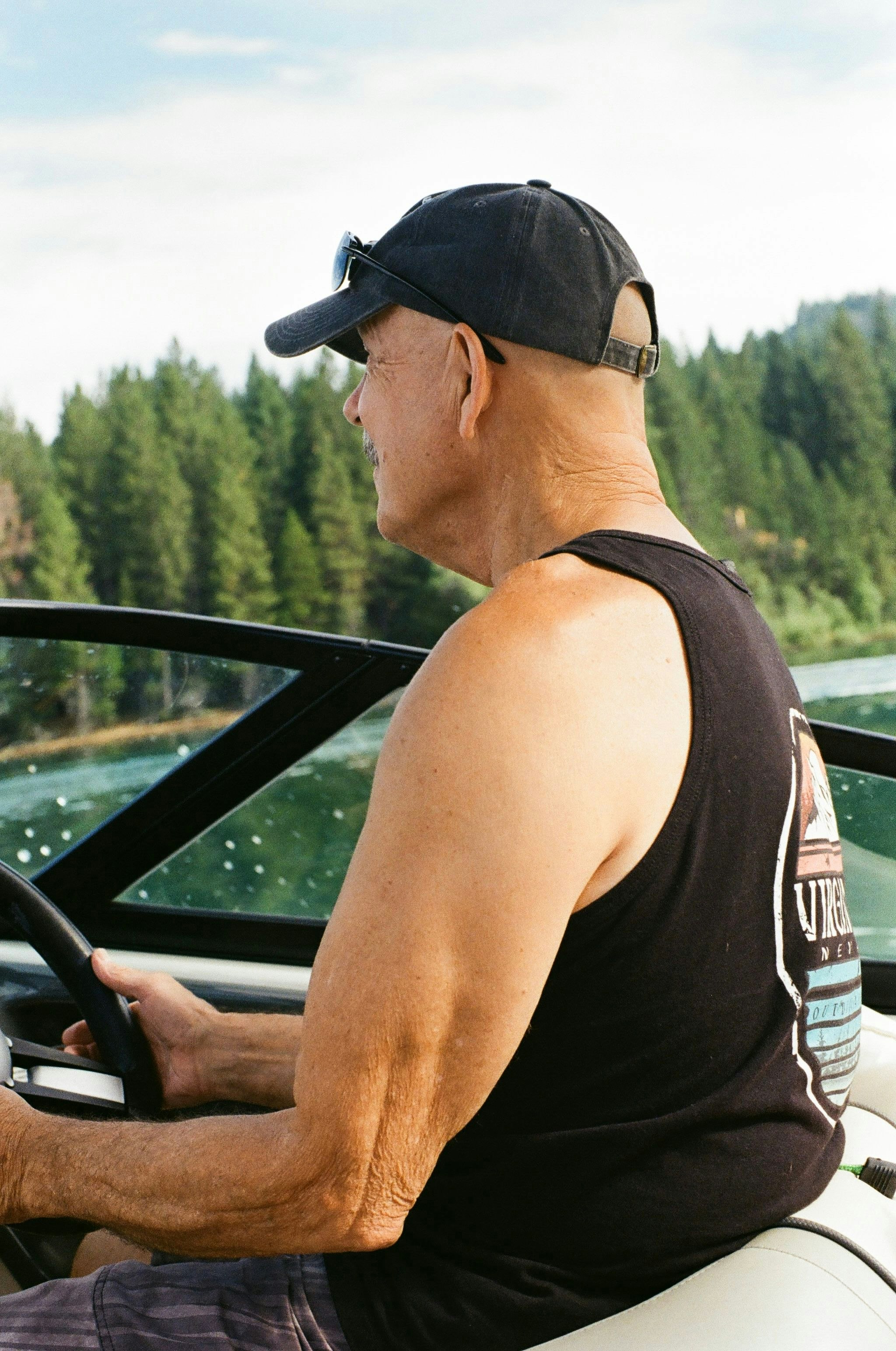 車の運転席で景色を眺める男性