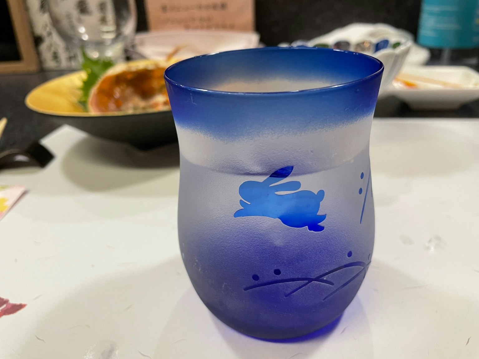 帶兔子圖案的磨砂藍色玻璃杯