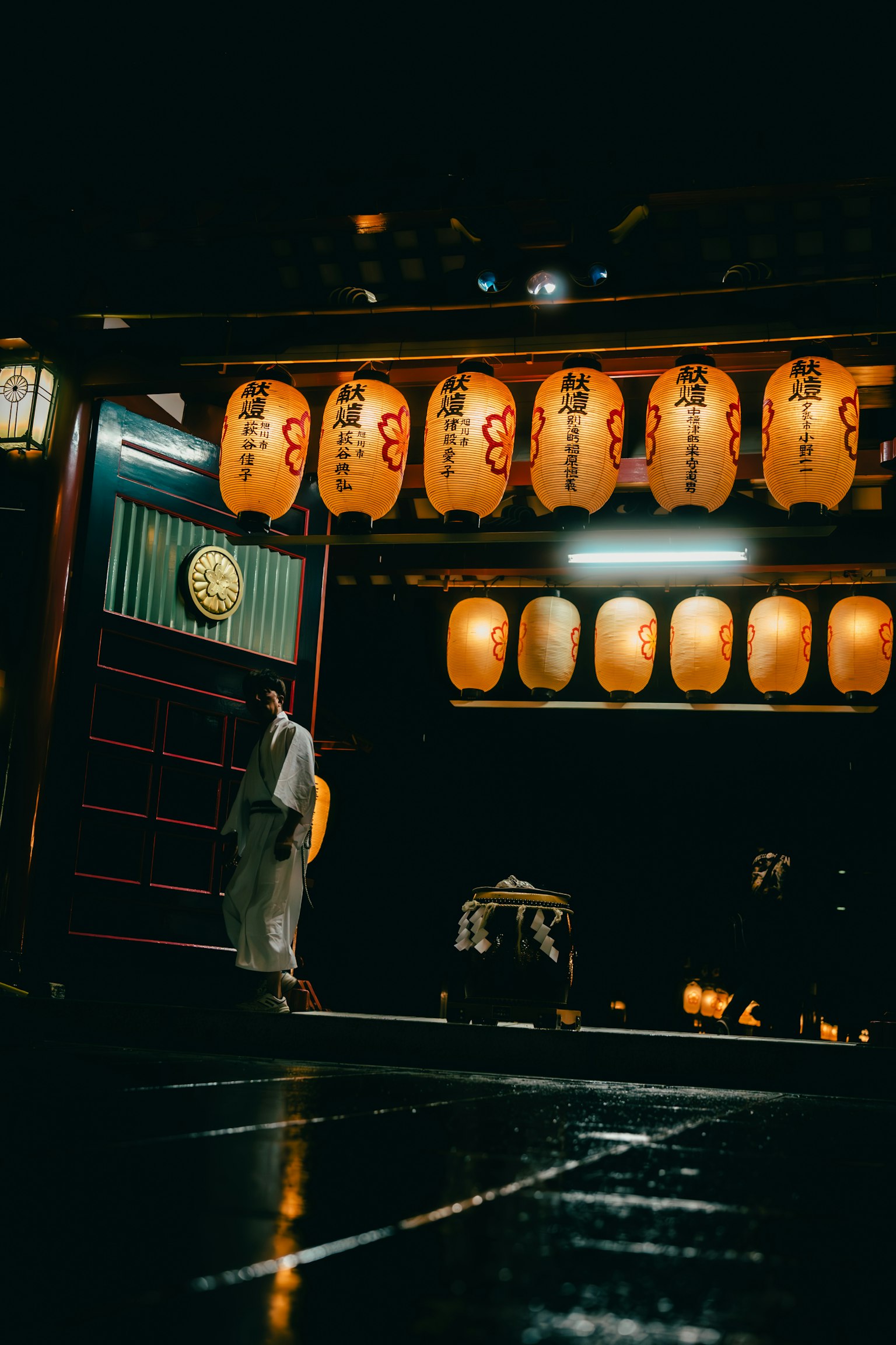 传统日本灯笼照亮节日场景，穿着传统服装的人