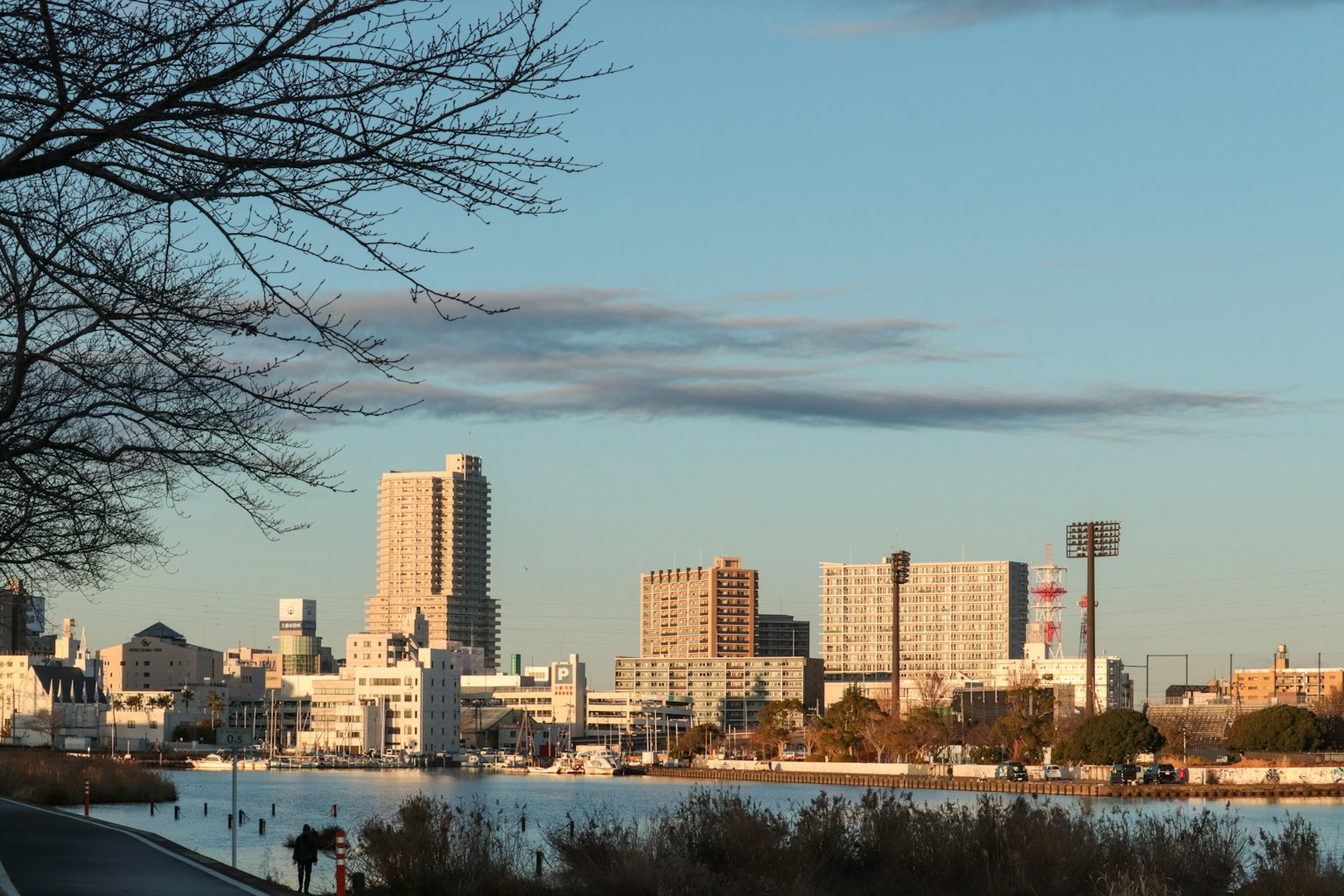 Silhouette della città lungo il fiume con cielo azzurro