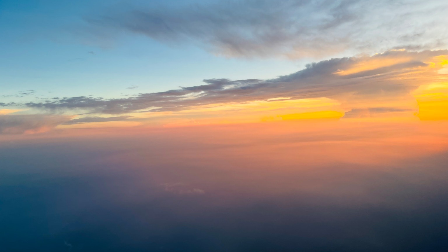 Beau ciel de coucher de soleil avec des nuages