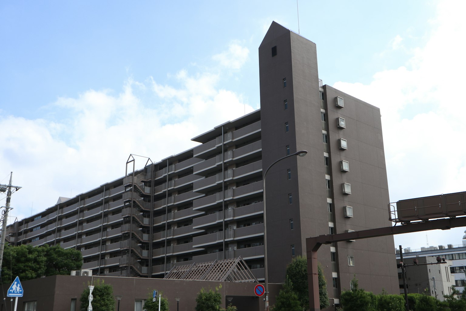 Esterno di un edificio residenziale moderno con facciata grigia cielo blu ambiente circostante
