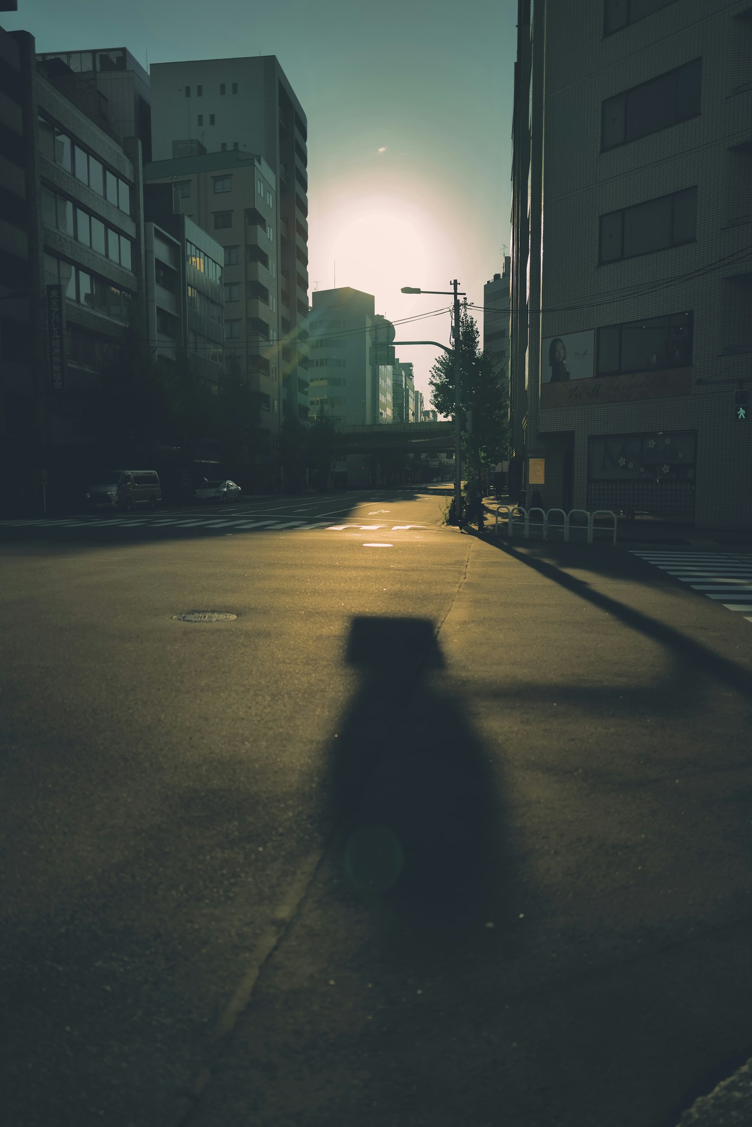 Jalan tenang saat senja dengan bayangan dan gedung