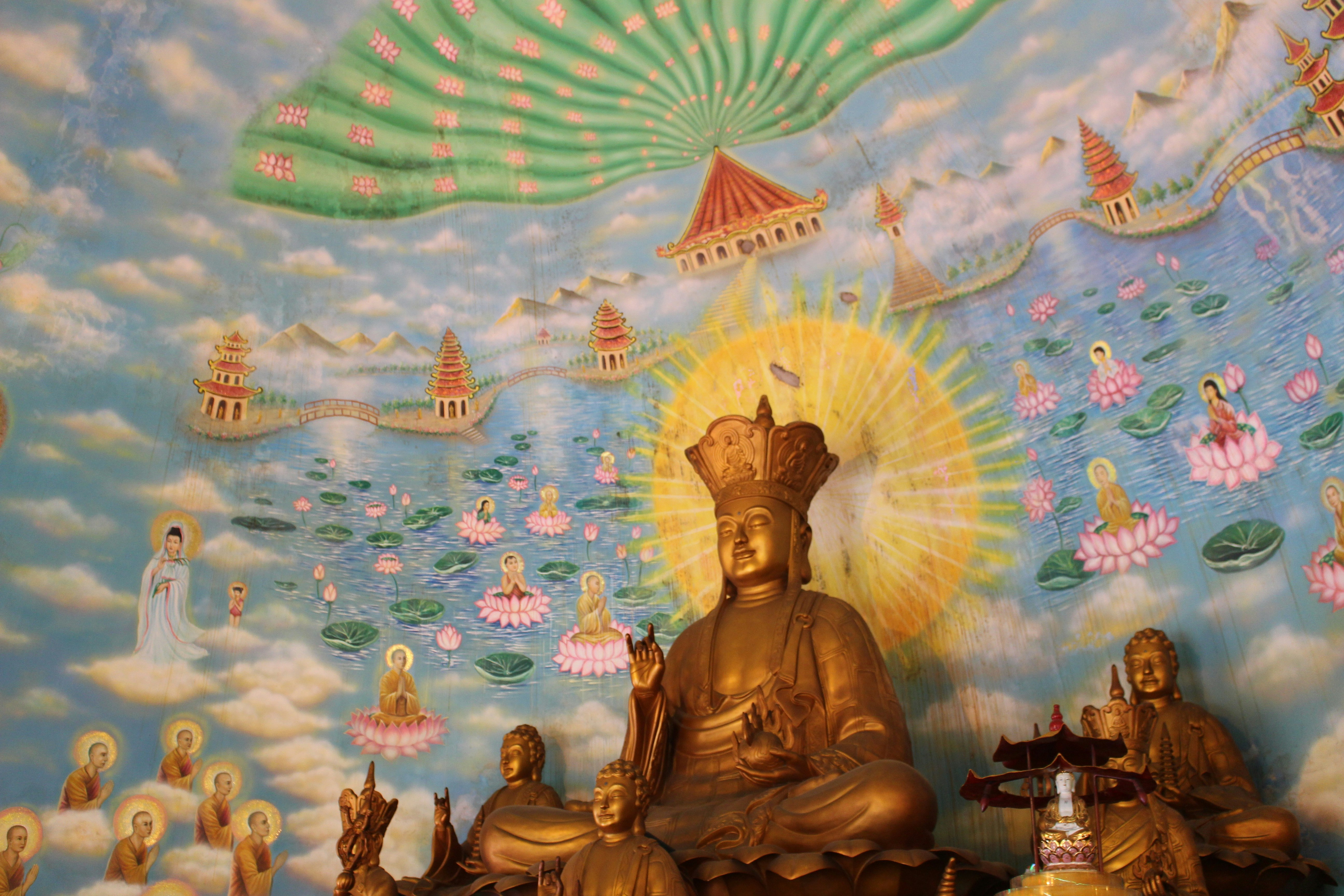 Mosaïque murale de statues bouddhistes et divinités avec nuages et ornements de lotus
