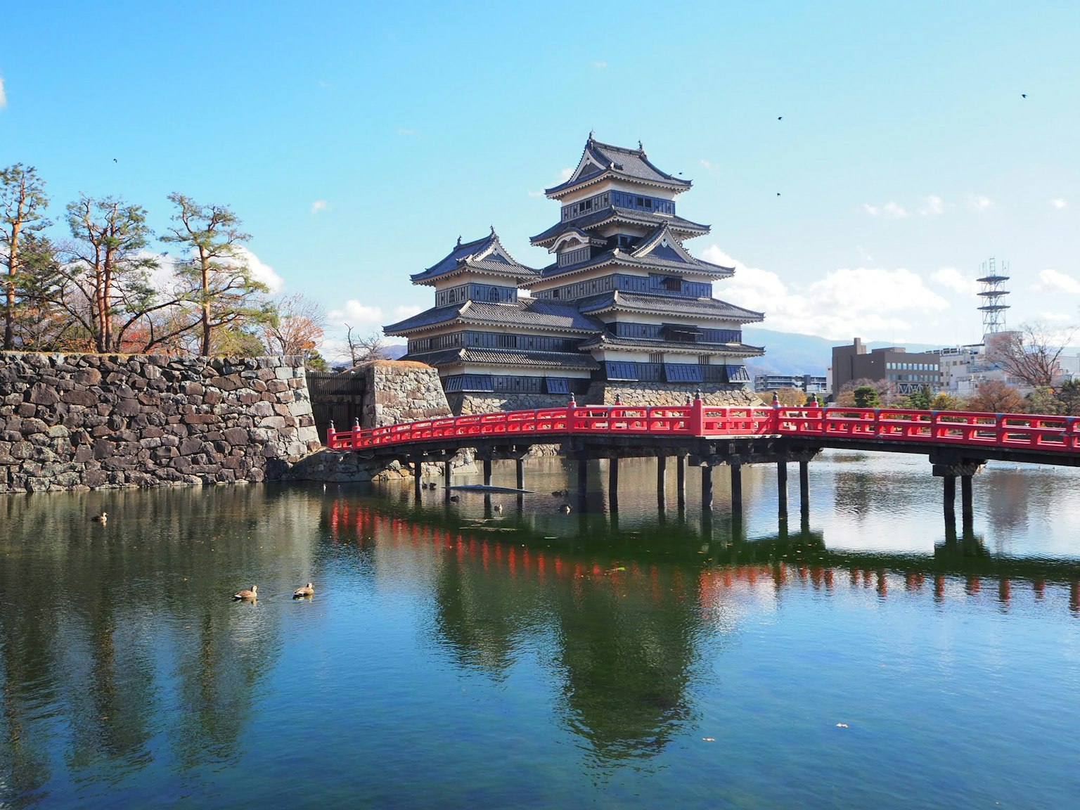 松本城與水中倒影的紅橋