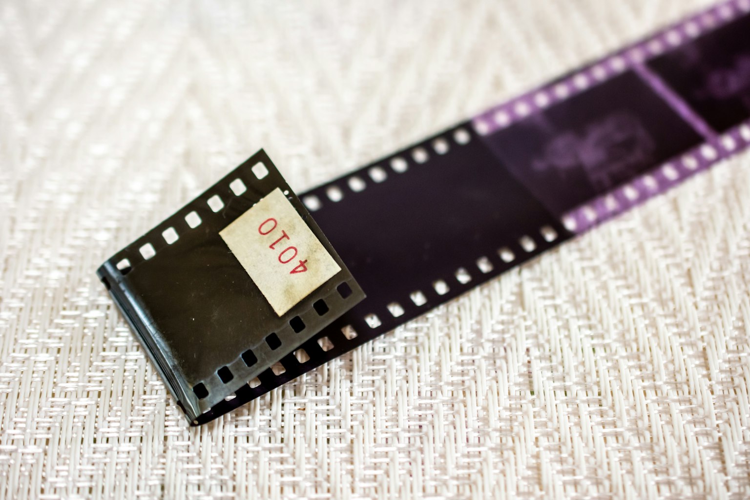 Image d'une bande de film avec une étiquette blanche et des images développées