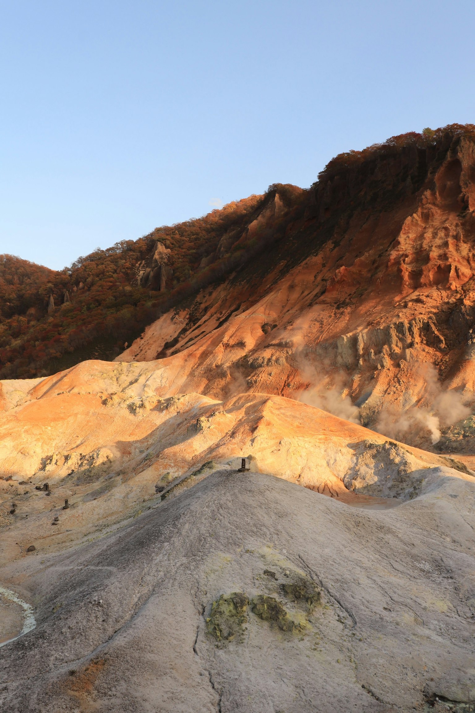 Pemandangan gunung yang menakjubkan dengan sinar matahari menerangi medan berbatu