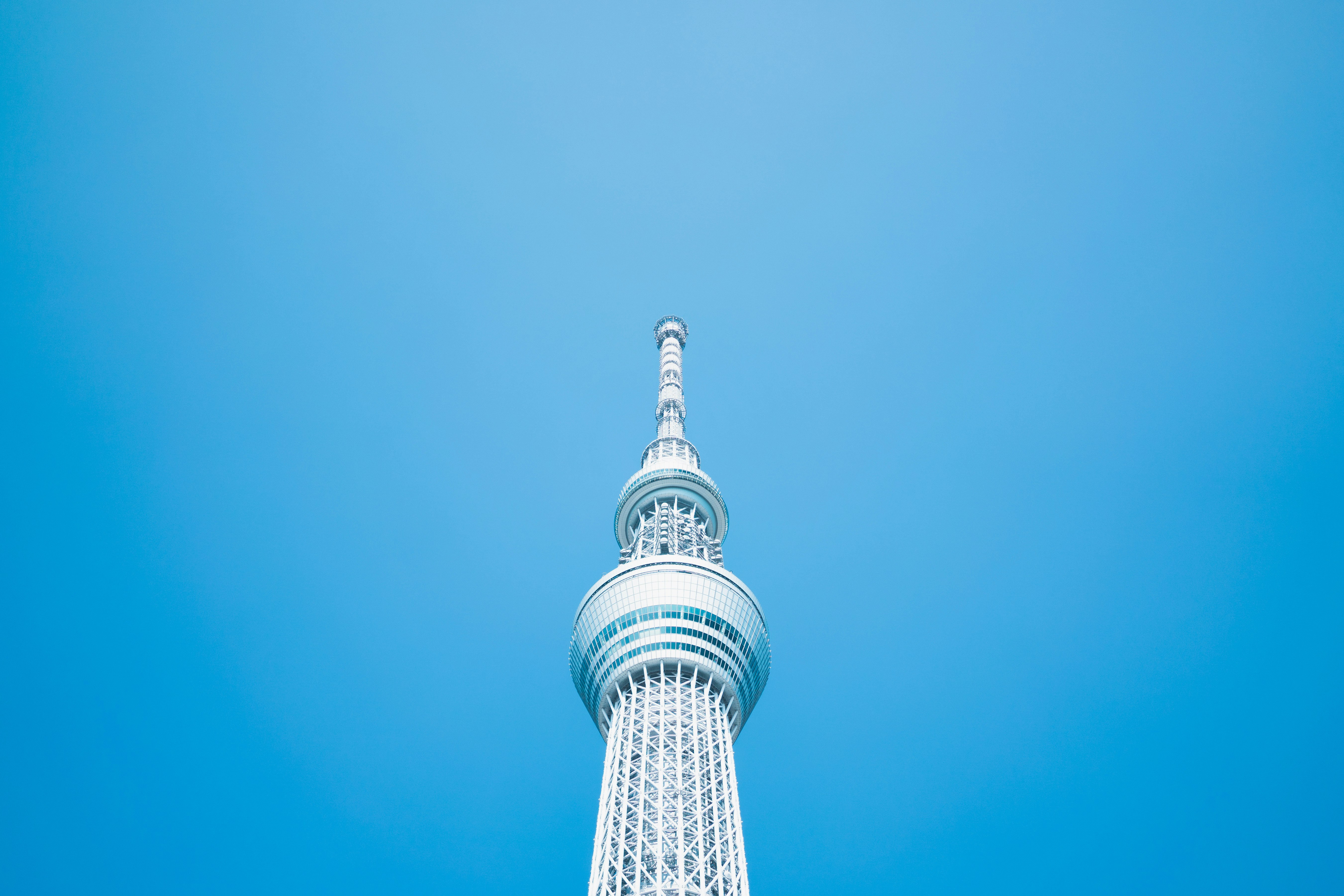 青空にそびえる東京スカイツリーの展望塔