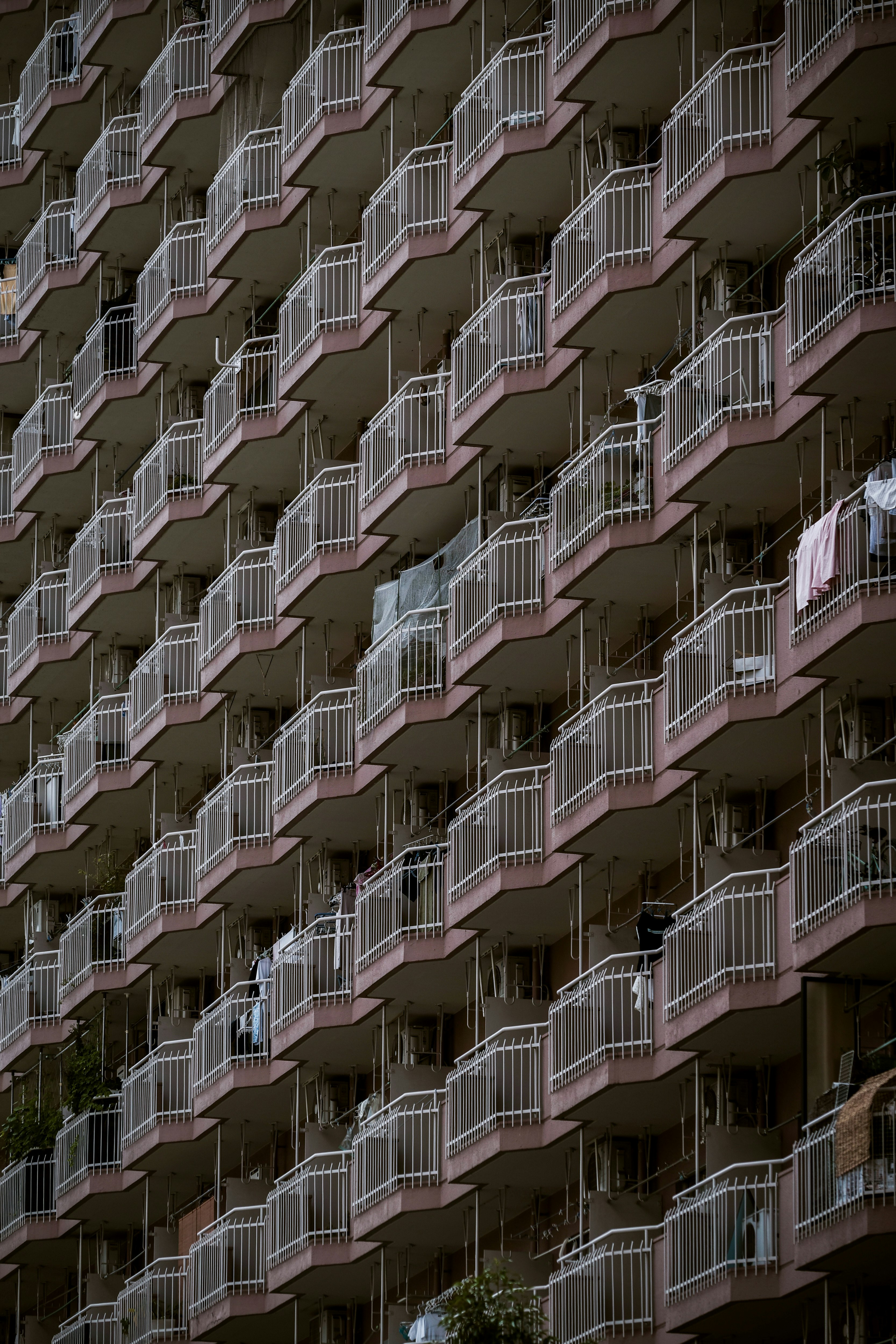 バルコニーが並ぶマンションの外観
