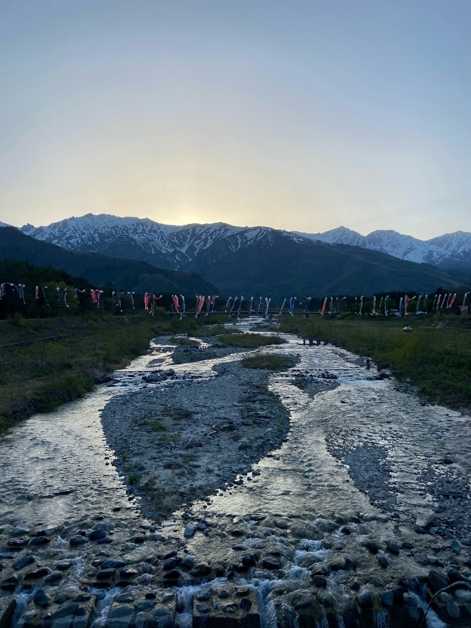 Vista panoramica di un fiume con montagne sullo sfondo al tramonto