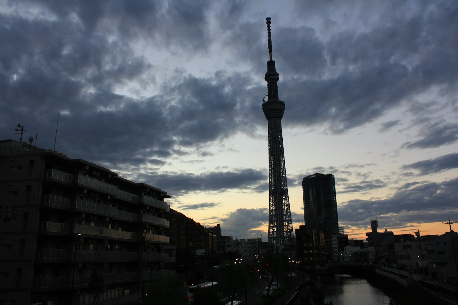 Tokyo Skytree, der sich gegen den Abendhimmel erhebt