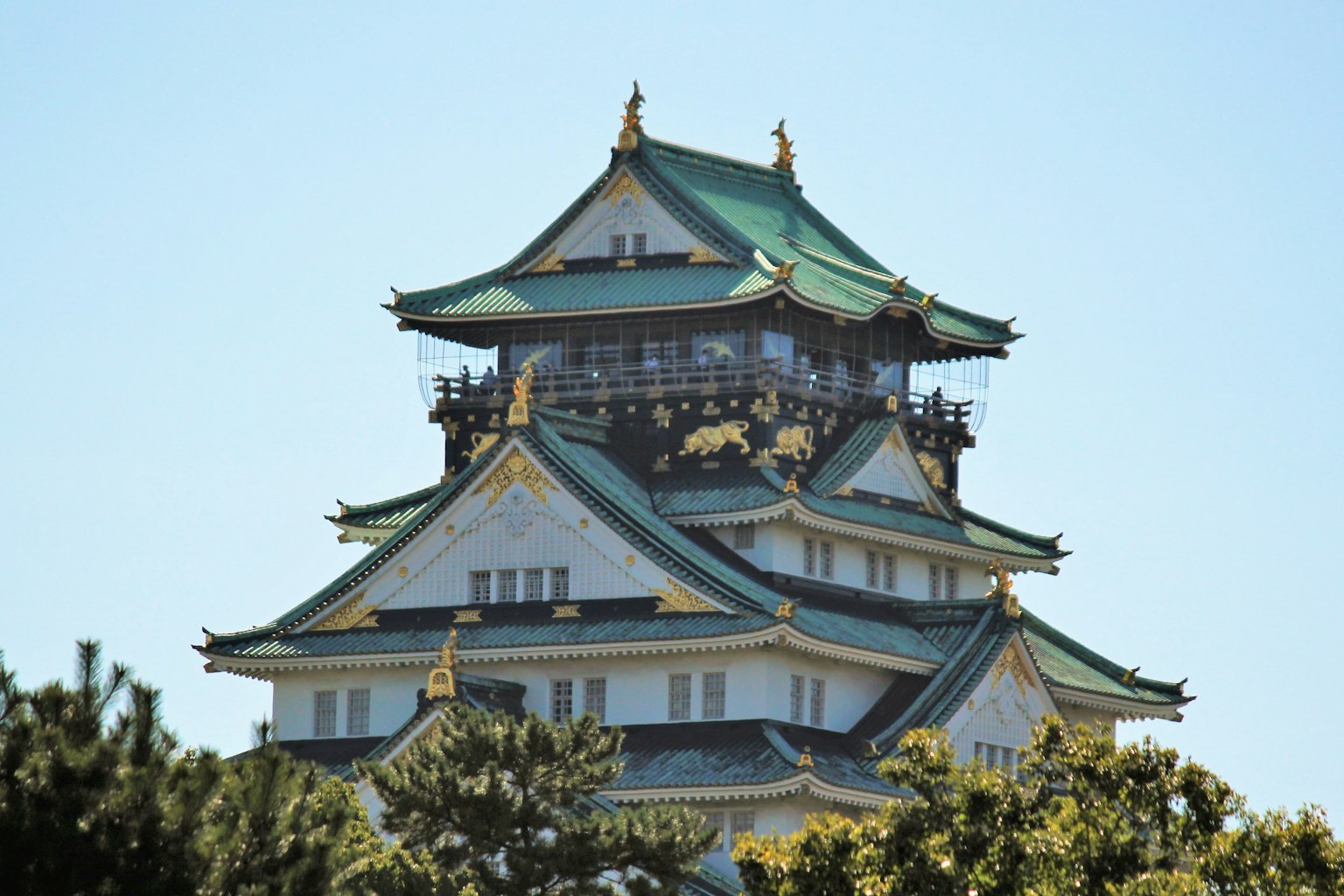 Immagine del castello di Osaka con il suo bel tetto e decorazioni intricate