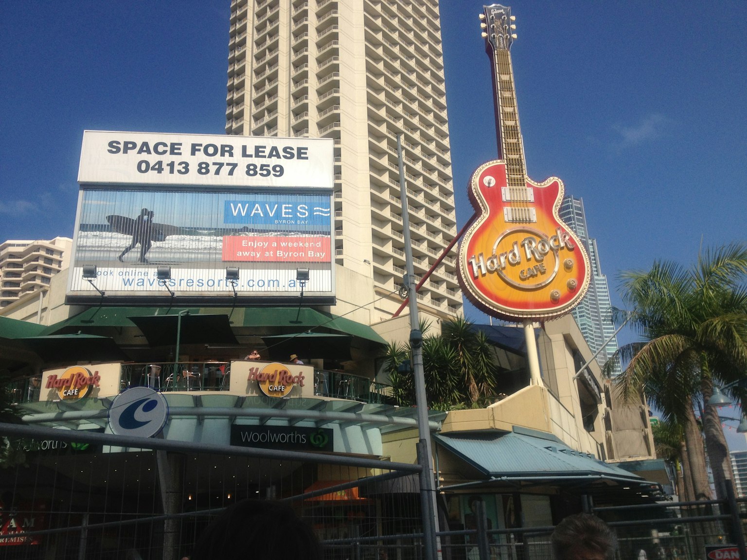 Papan Hard Rock Cafe dan iklan sewa di eksterior bangunan