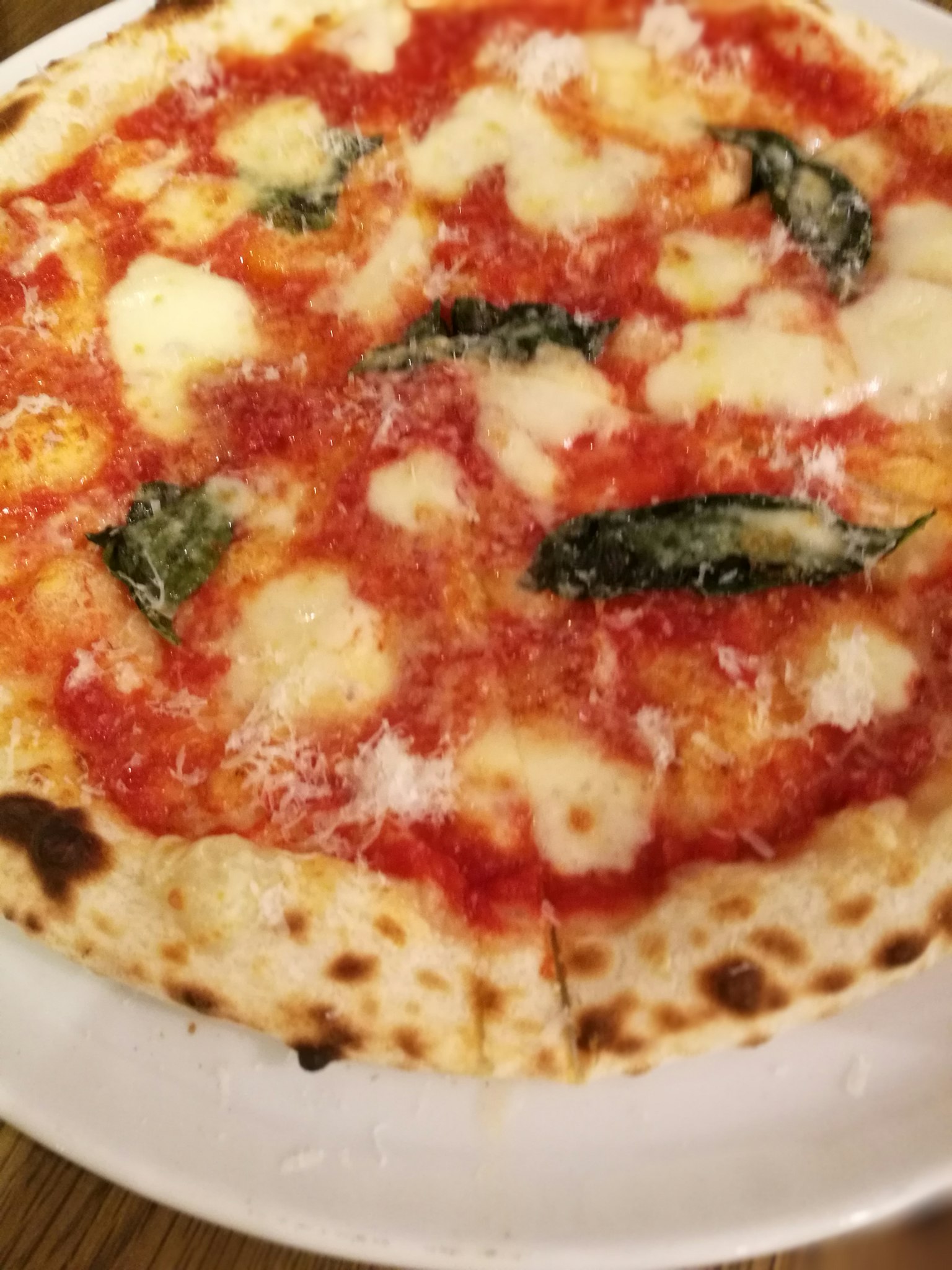 Pizza con salsa di pomodoro formaggio mozzarella e foglie di basilico