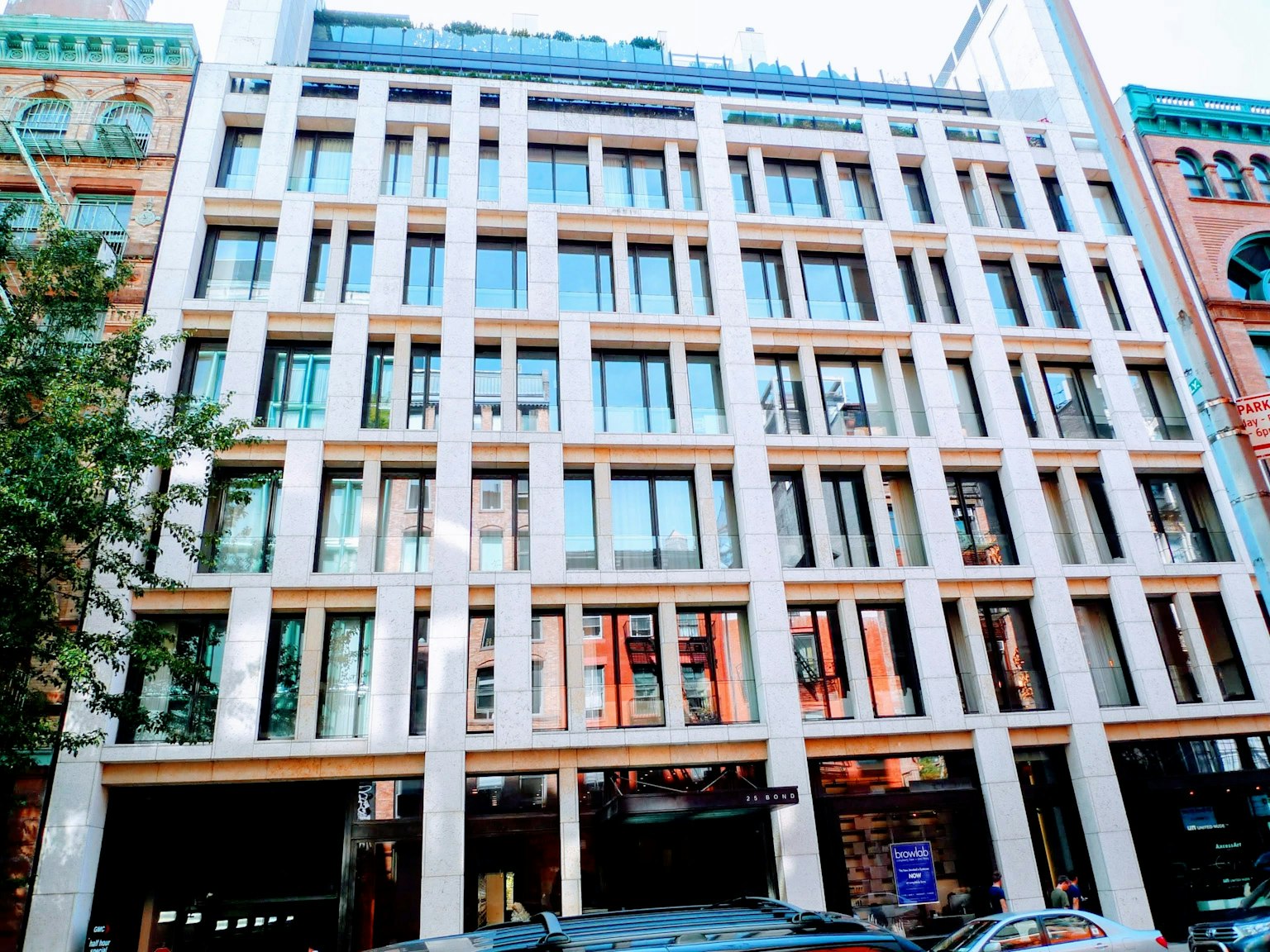 Bâtiment moderne avec de grandes fenêtres et un design géométrique
