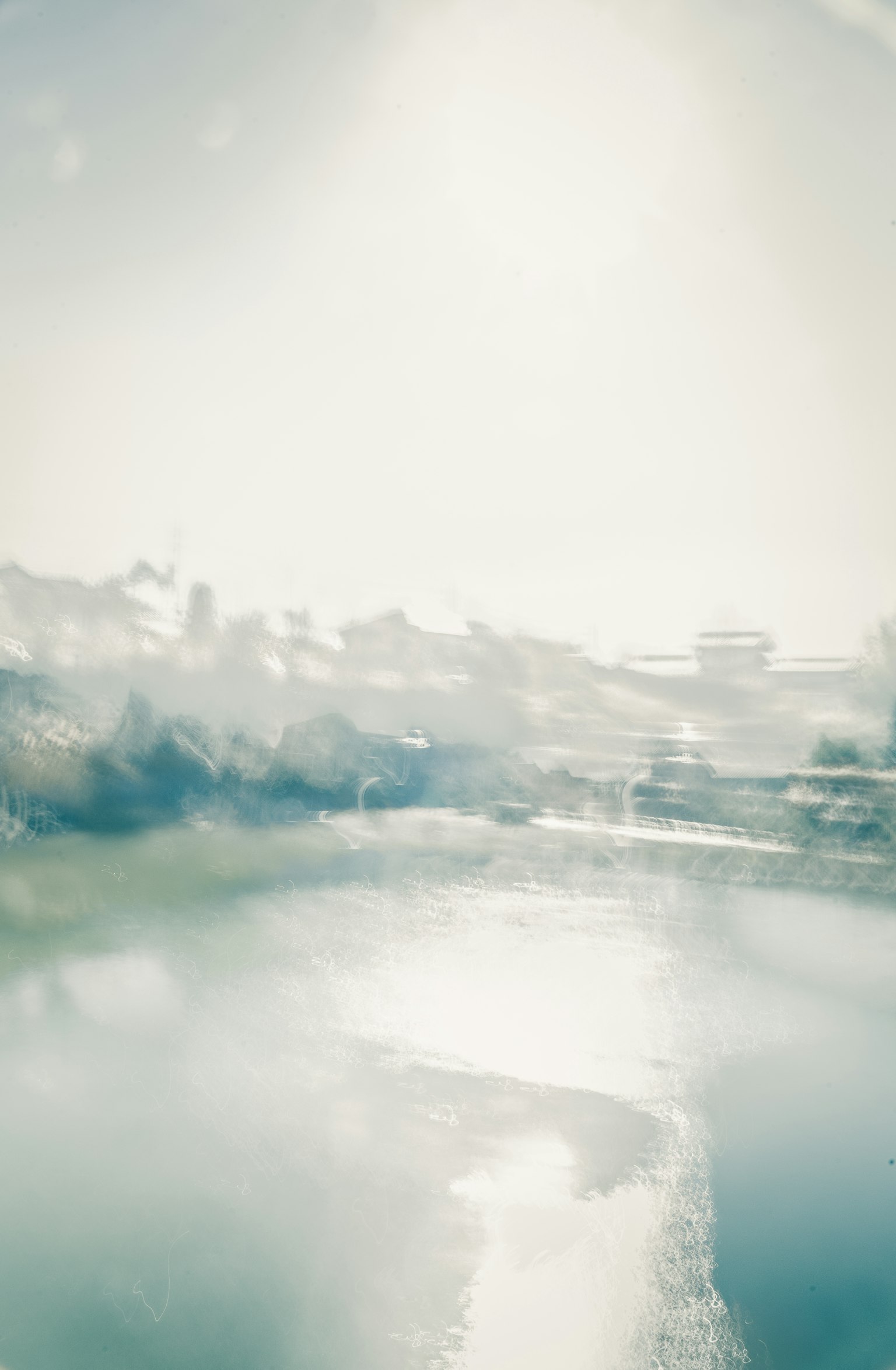 ぼんやりとした水面と柔らかな光の風景