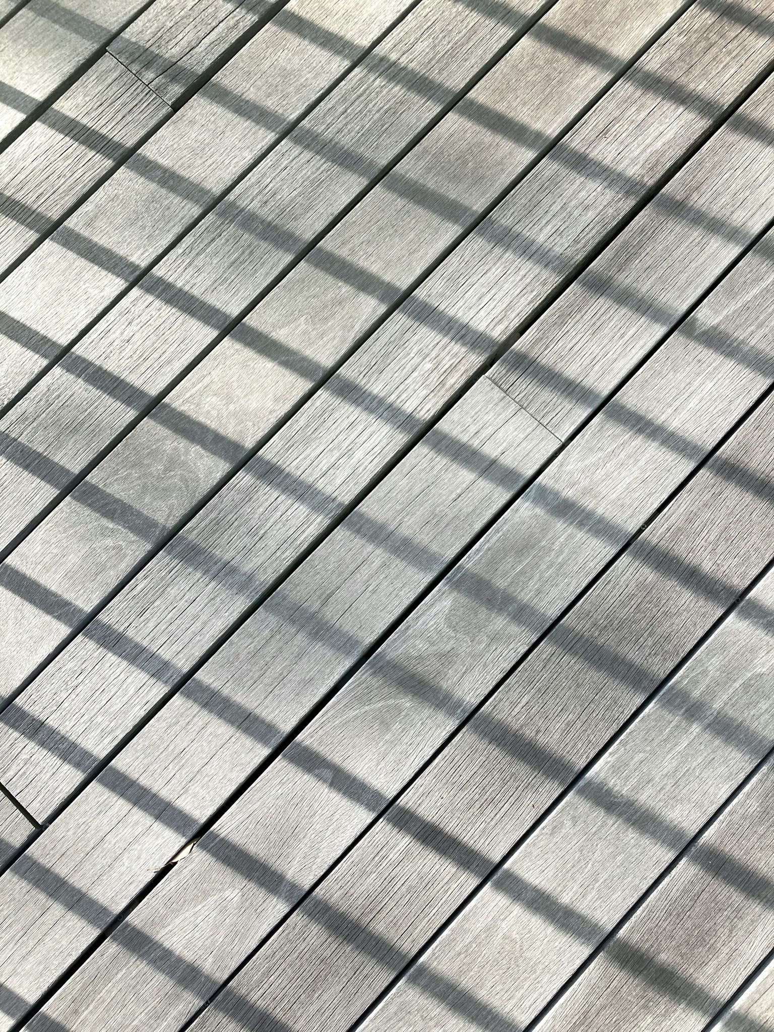 Belles ombres projetées sur un sol en bois